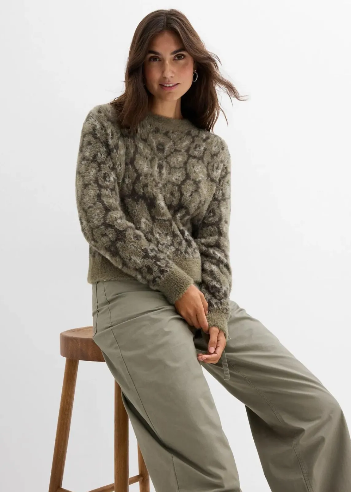 bonprix Bekleidung·Umstandsmode|Strickmode^Feinstrickpullover aus flauschigem Federgarn nachtoliv leo bedruckt