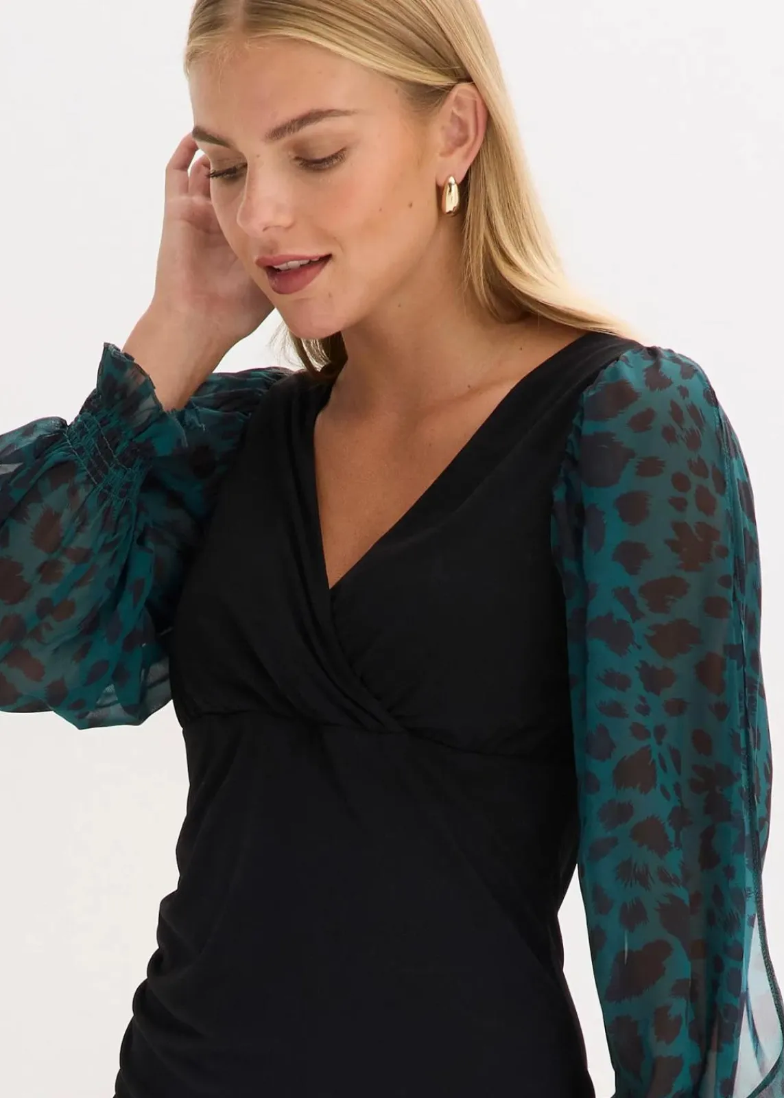bonprix Bekleidung·Pullover & Strickjacken|Kleider^Figurbetontes Minikleid mit Cut-Outs an den Ärmeln schwarz/grün leo