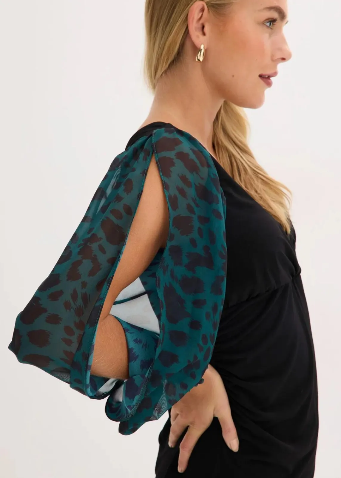 bonprix Bekleidung·Pullover & Strickjacken|Kleider^Figurbetontes Minikleid mit Cut-Outs an den Ärmeln schwarz/grün leo