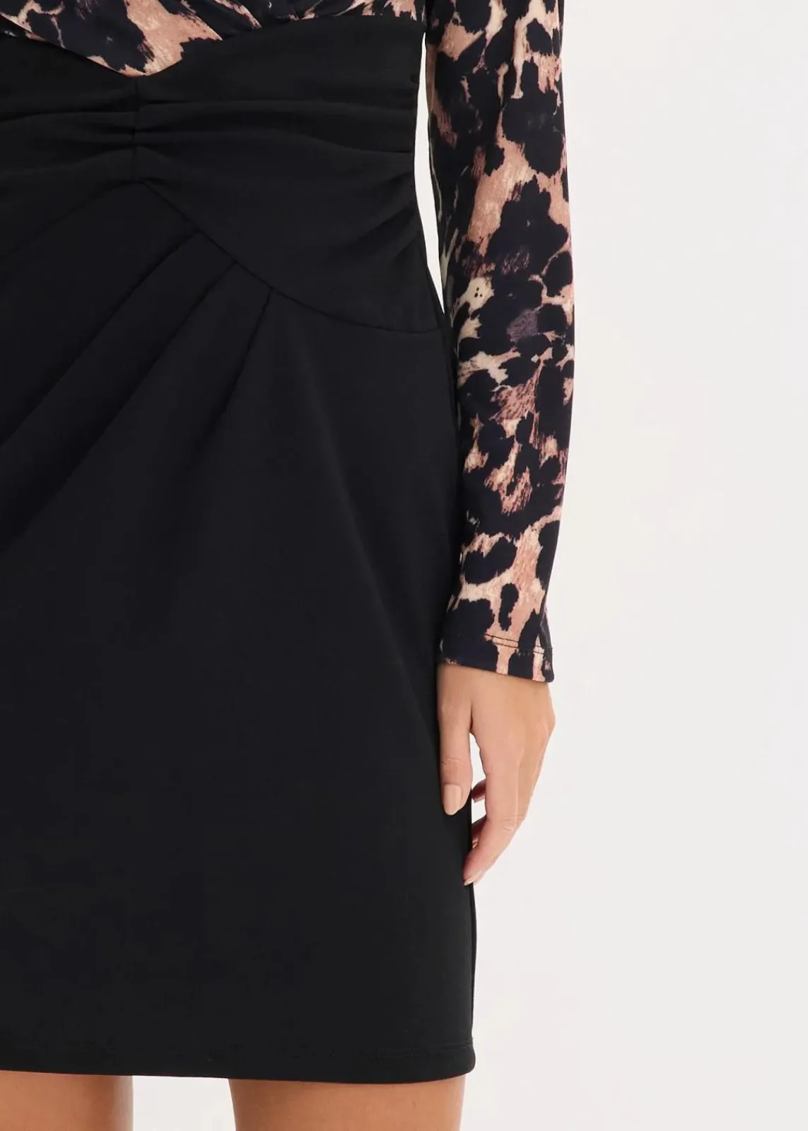bonprix Bekleidung·Pullover & Strickjacken|Kleider^Figurbetontes Minikleid mit tiefem Ausschnitt schwarz leo
