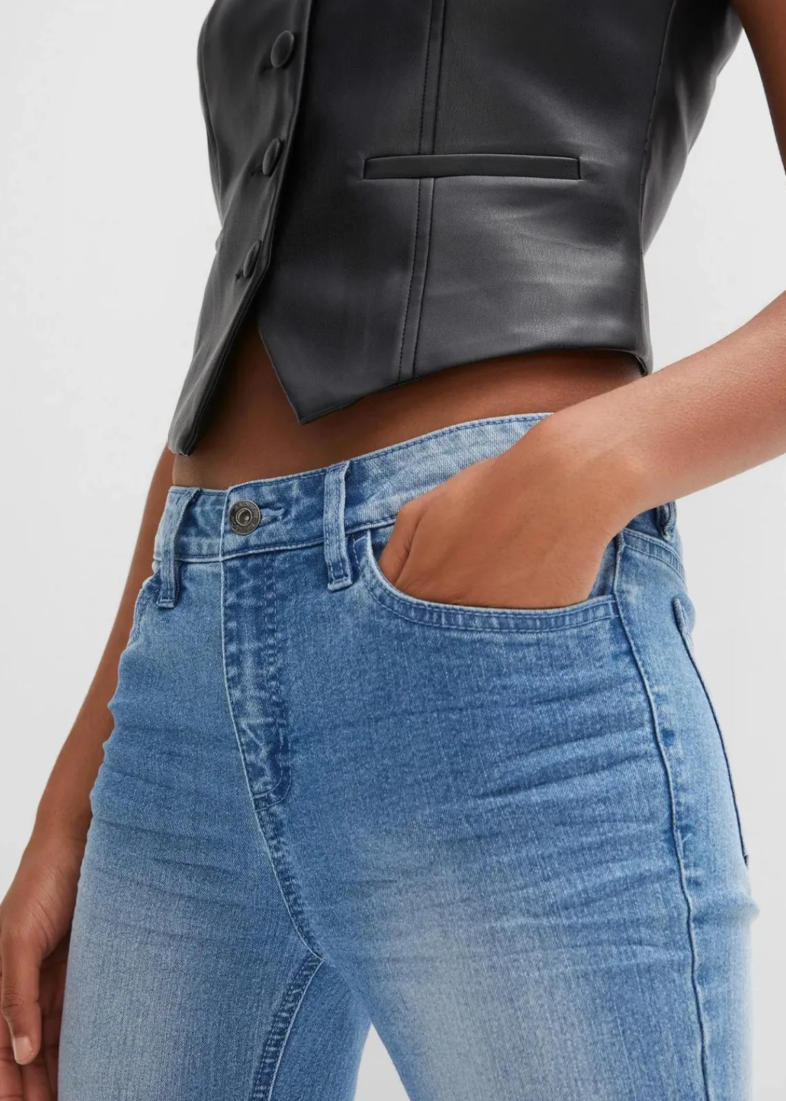bonprix Jeans|Kurzgrößen^Flared Jeans Mid Waist, Stretch hellblau denim