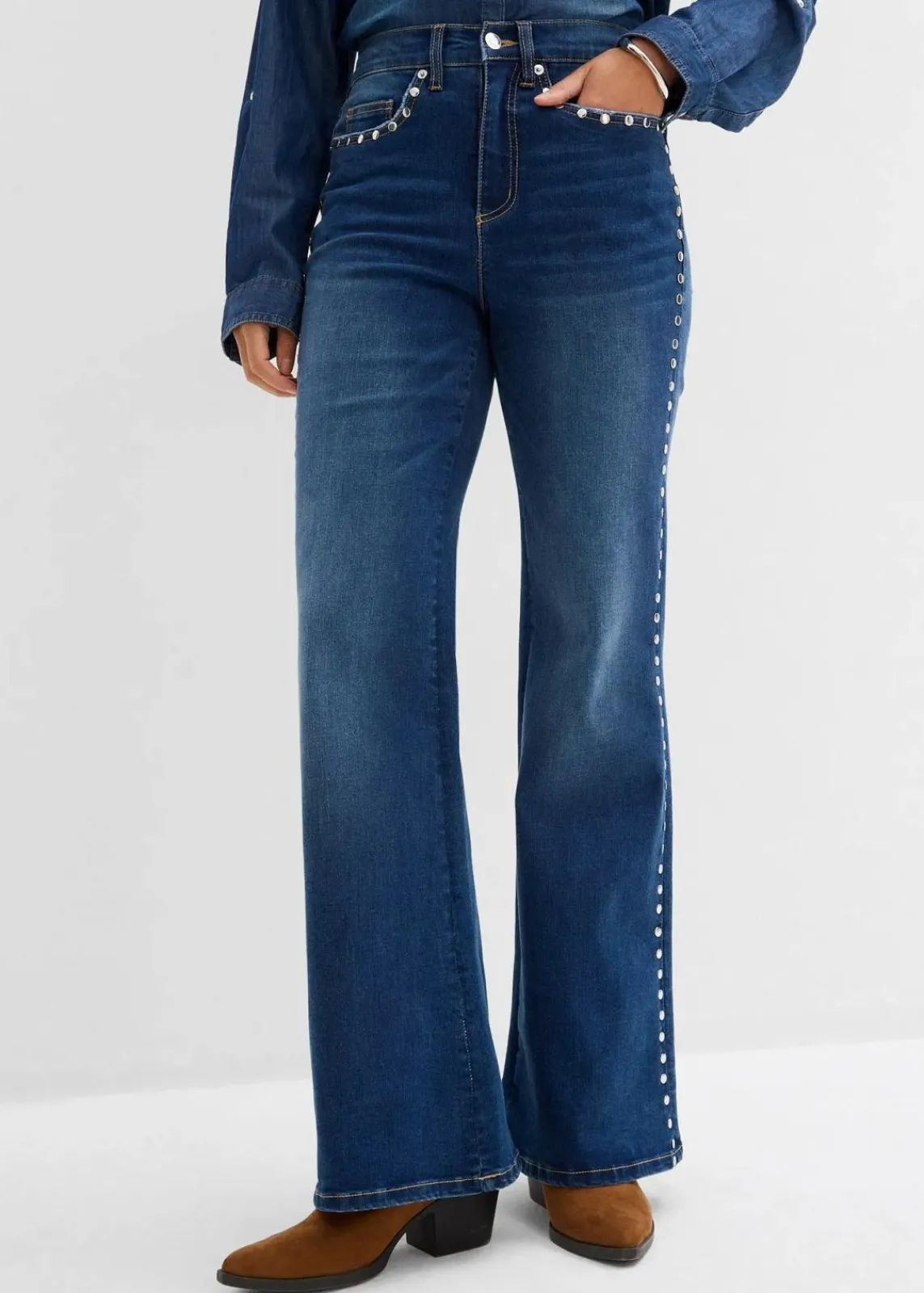 bonprix Kurzgrößen|Bekleidung·Shirts & Tops^Flared-Jeans High Waist mit Nietenbesatz blau denim used
