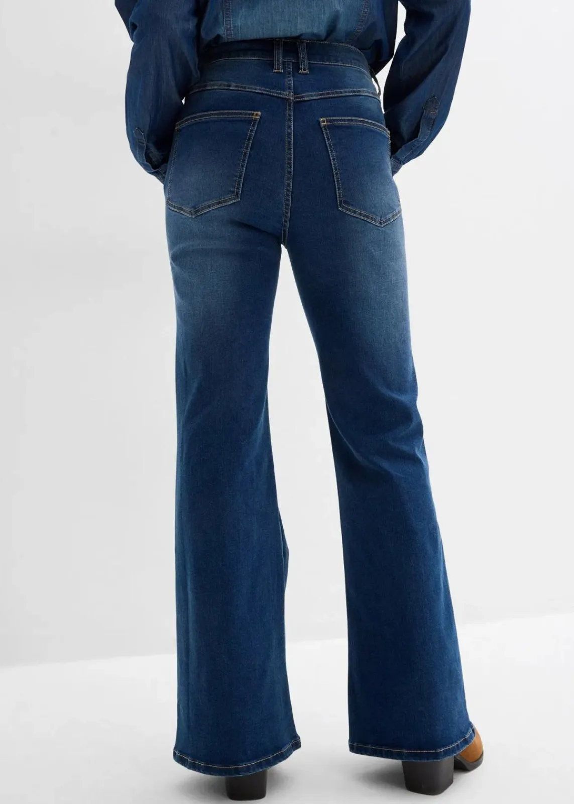 bonprix Kurzgrößen|Bekleidung·Shirts & Tops^Flared-Jeans High Waist mit Nietenbesatz blau denim used