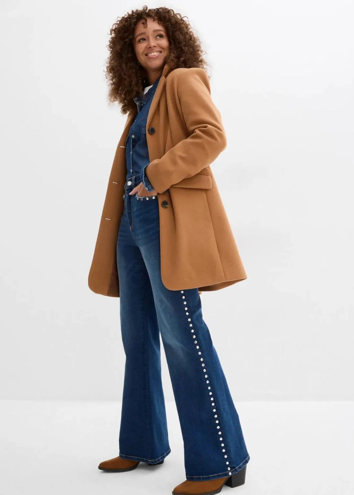 bonprix Kurzgrößen|Bekleidung·Shirts & Tops^Flared-Jeans High Waist mit Nietenbesatz blau denim used