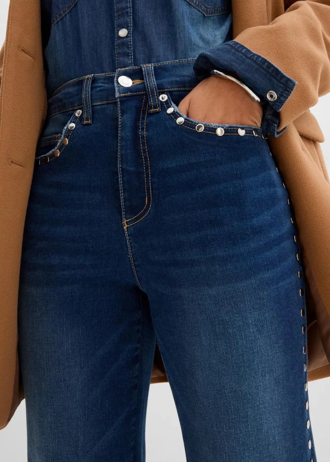 bonprix Kurzgrößen|Bekleidung·Shirts & Tops^Flared-Jeans High Waist mit Nietenbesatz blau denim used