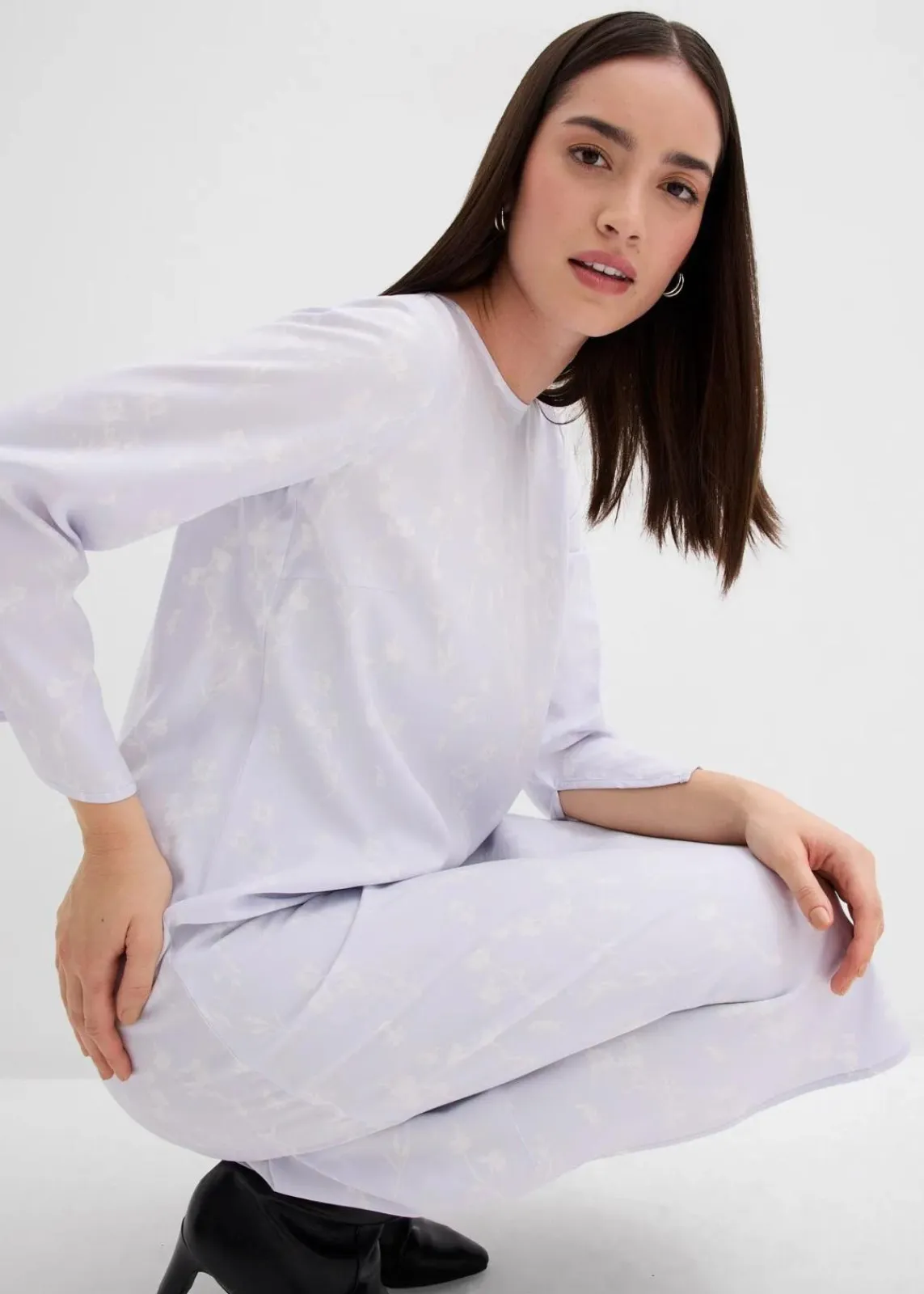 bonprix Bekleidung·Pullover & Strickjacken|Kleider^Florales Midikleid aus reiner Viskose zartblau/wollweiß floral