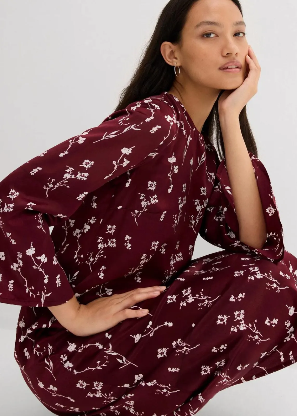 bonprix Kleider|Bekleidung·Pullover & Strickjacken^Florales Midikleid aus reiner Viskose ahornrot/wollweiß floral