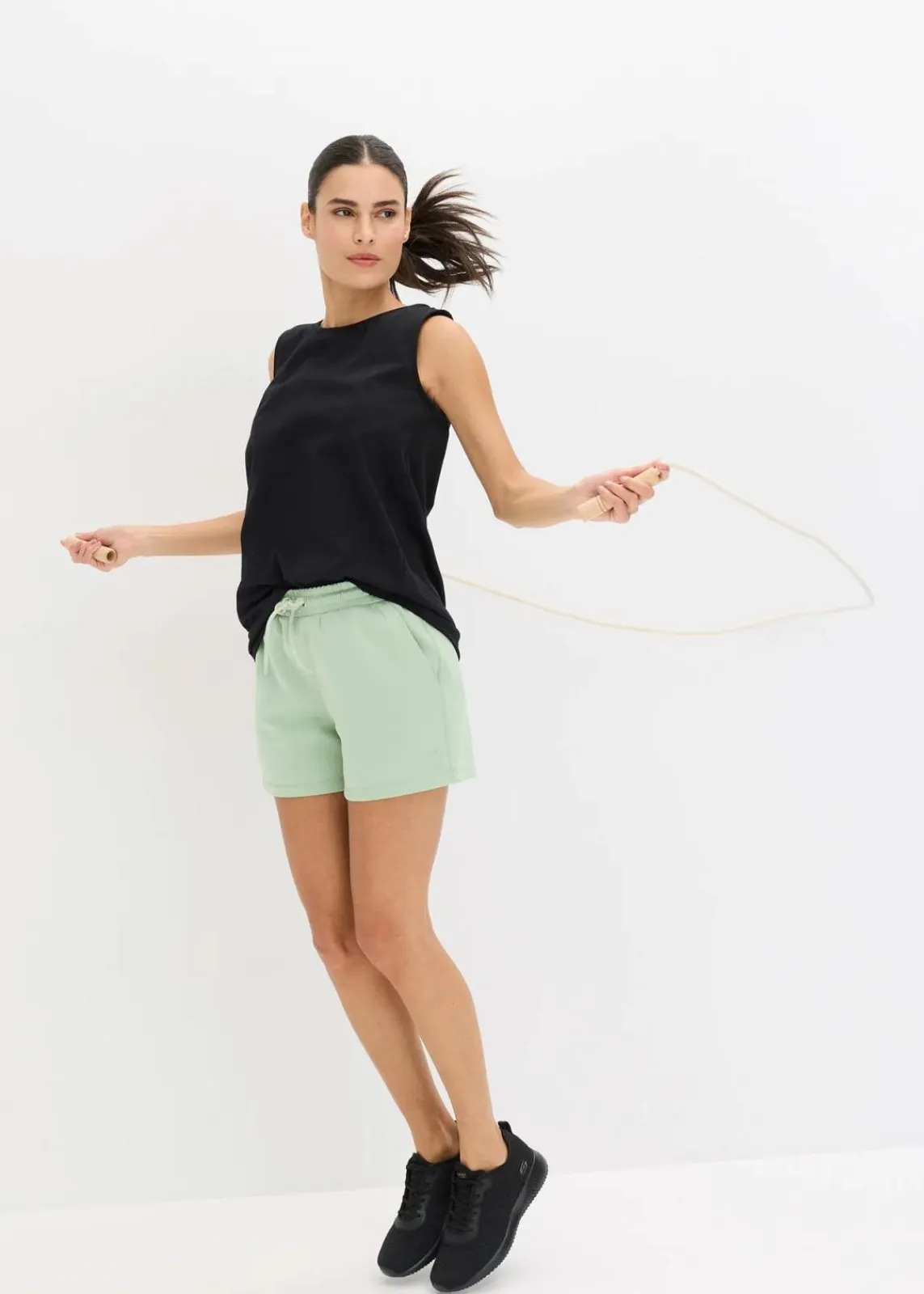 bonprix Nachhaltigere Materialien|Hosen^Funktions- Sportshorts, schnelltrocknend hellschilf