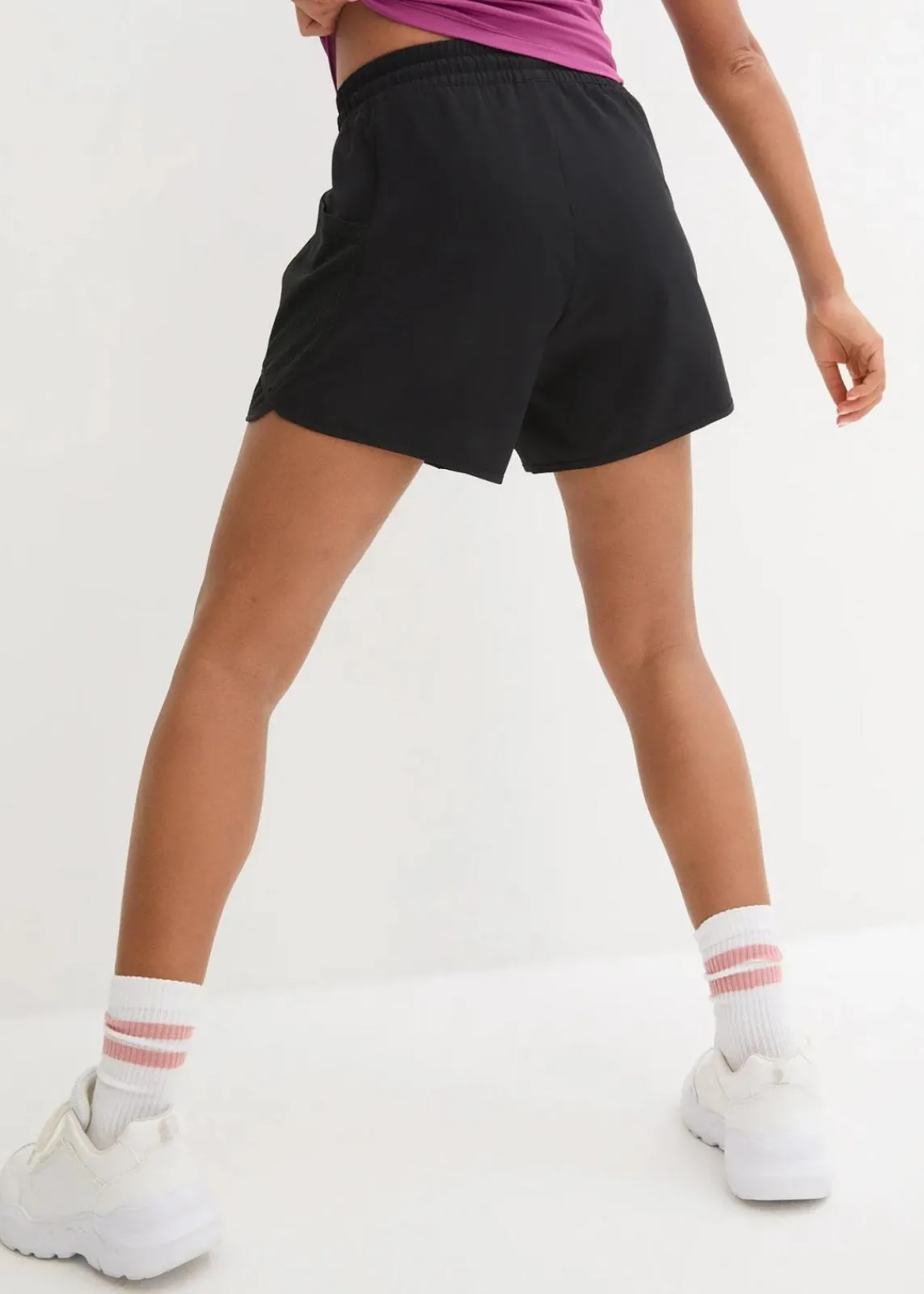bonprix Sportbekleidung|Hosen^Funktions-Shorts mit Handytasche schwarz