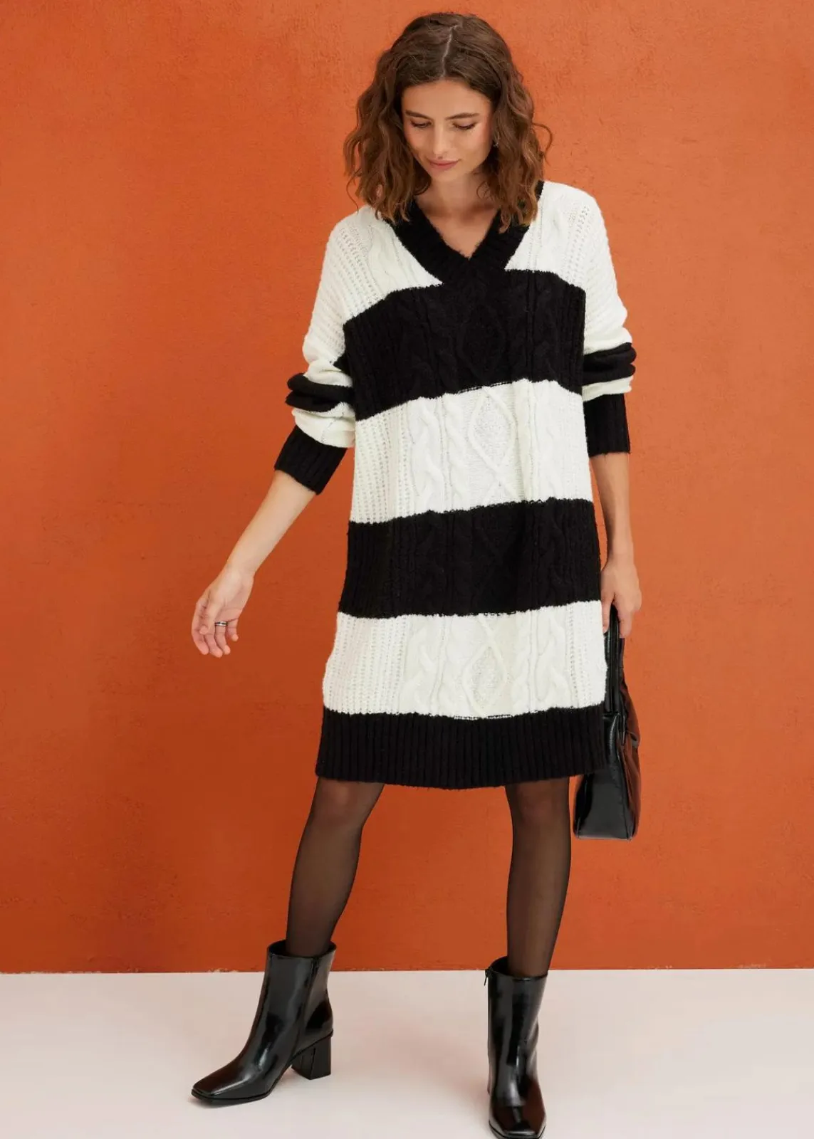 bonprix Bekleidung·Umstandsmode|Strickmode^Gestreiftes Strickkleid mit Zopfmuster schwarz/wollweiß gestreift