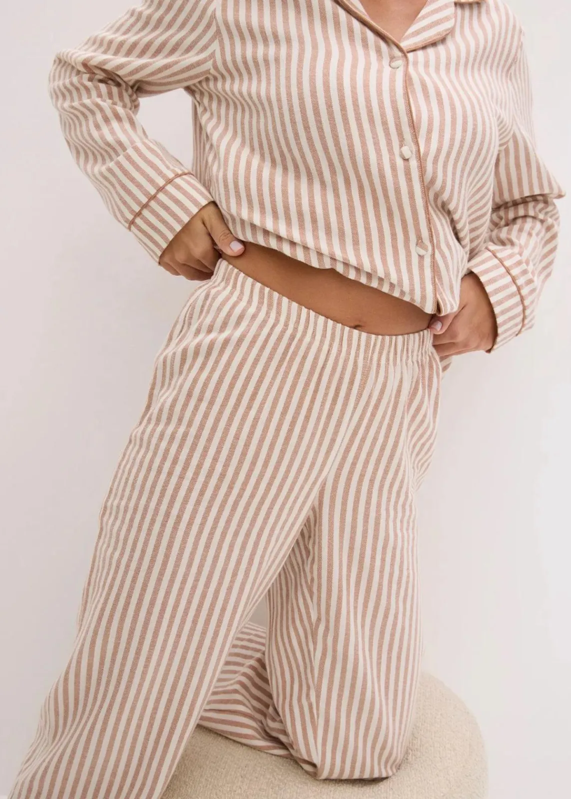 bonprix Nachtwäsche|Wäsche·Nachtwäsche^Gewebter Flanell Pyjama mit Geschenktasche schokosorbet/wollweiß gestreift