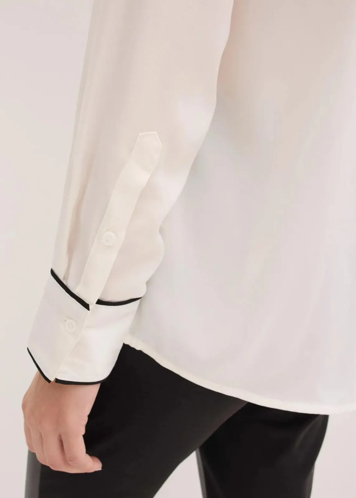 bonprix Blusen & Tuniken|Bekleidung·Jacken & Mäntel^Hemdbluse aus fließendem Satin wollweiß/schwarz