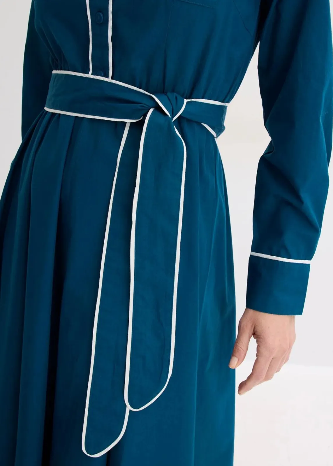 bonprix Kleider|Bekleidung·Pullover & Strickjacken^Hemdblusenkleid aus Baumwoll-Popeline mit bügelfreier Ausrüstung blaupetrol/wollweiß