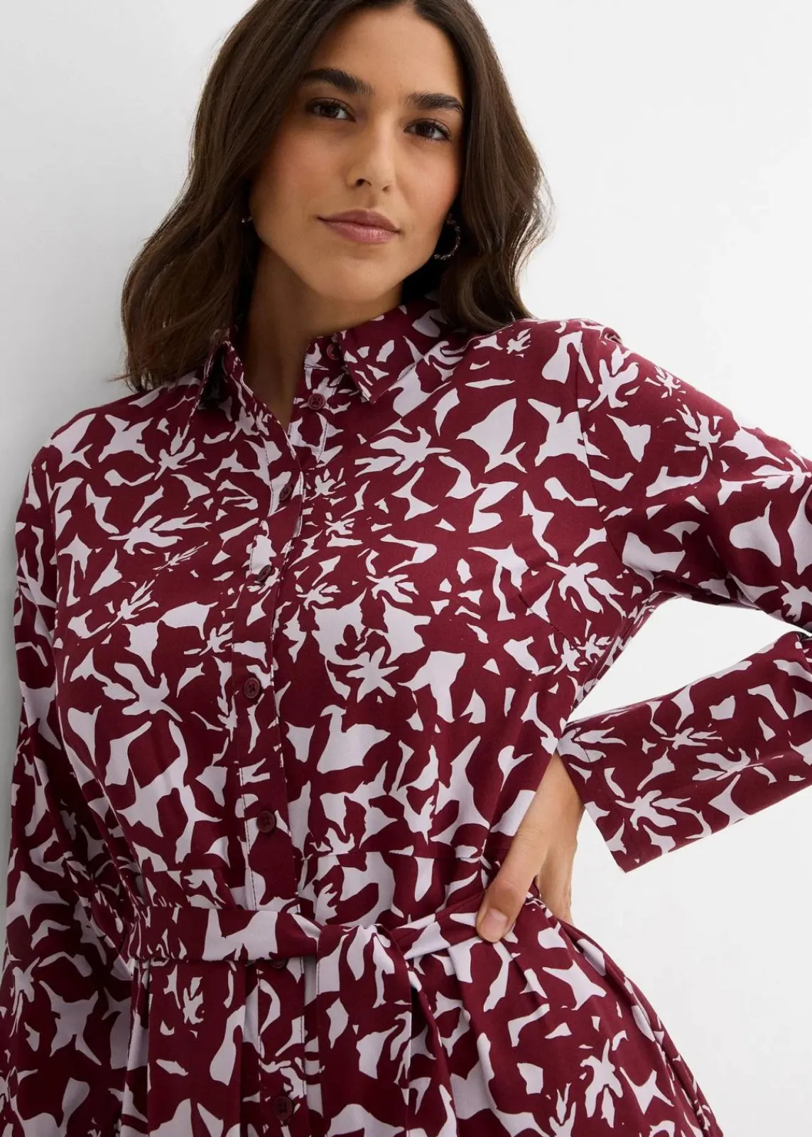 bonprix Bekleidung·Pullover & Strickjacken|Kleider^Hemdblusenkleid aus fließender Viskose rubinrot/flieder bedruckt