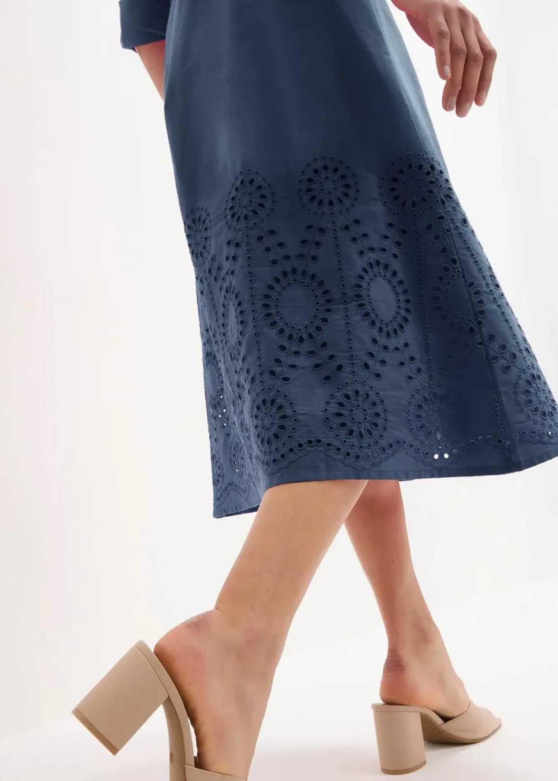bonprix Kleider|Bekleidung·Pullover & Strickjacken^Hemdblusenkleid mit Lochstickerei dunkelblau