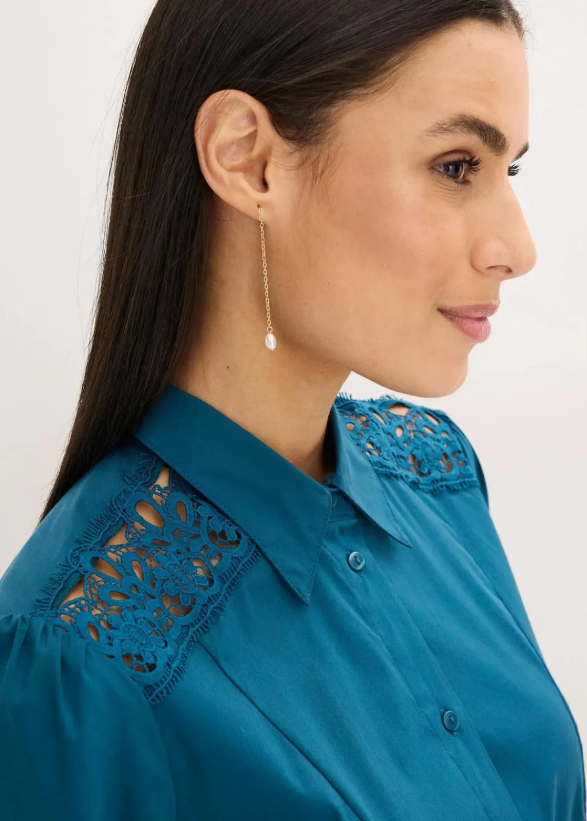 bonprix Kurzgrößen|Bekleidung·Pullover & Strickjacken^Hemdblusenkleid mit Spitze und Bindeband blaupetrol