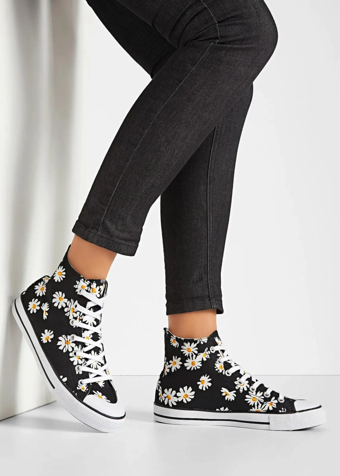 bonprix Sneaker^High-Top-Sneaker aus Baumwoll-Canvas schwarz geblümt