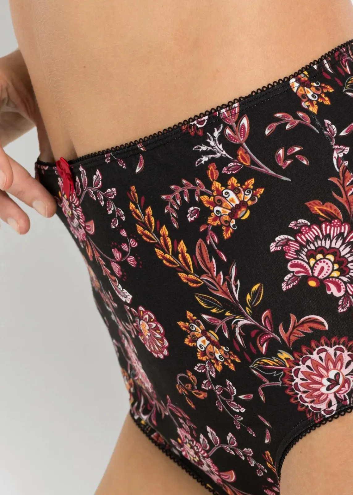bonprix Wäsche·Baumwollunterwäsche|Wäsche·Höschen^Highwaist Slip mit Baumwolle (4er Pack) schwarz geblümt + schwarz + dunkelrot
