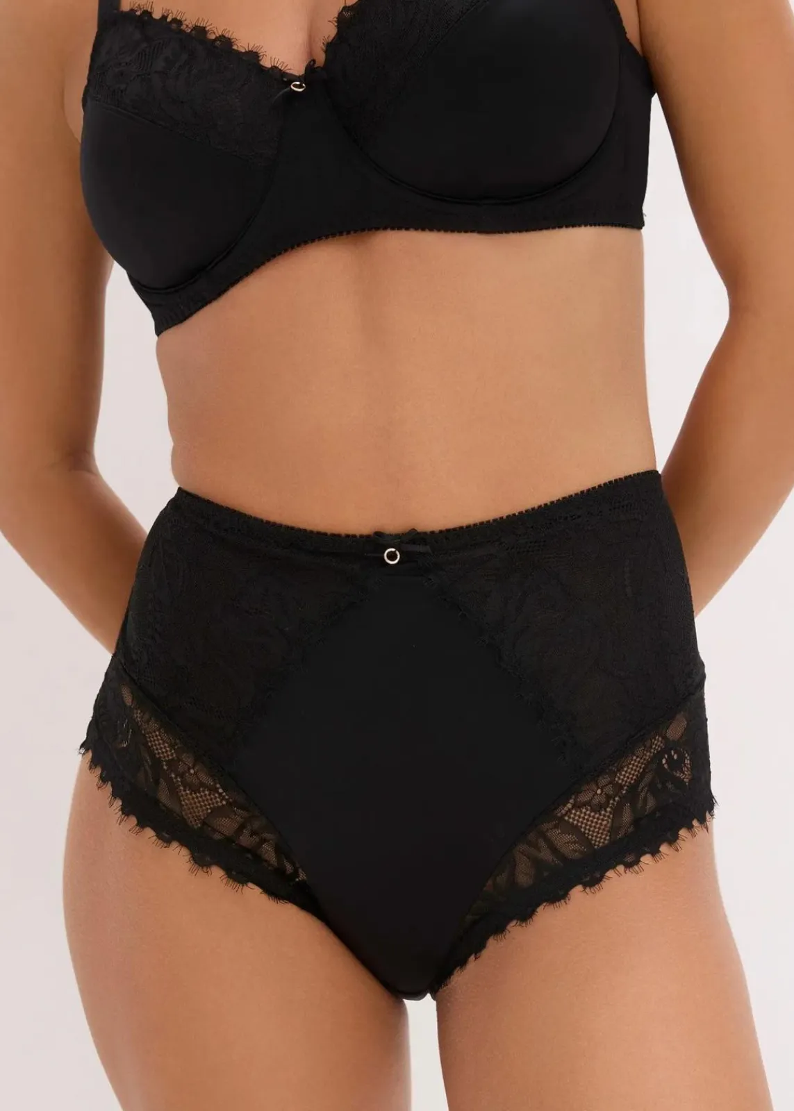 bonprix Wäsche·Höschen|Nachhaltigere Materialien^Highwaist Slip mit glänzendem Material schwarz