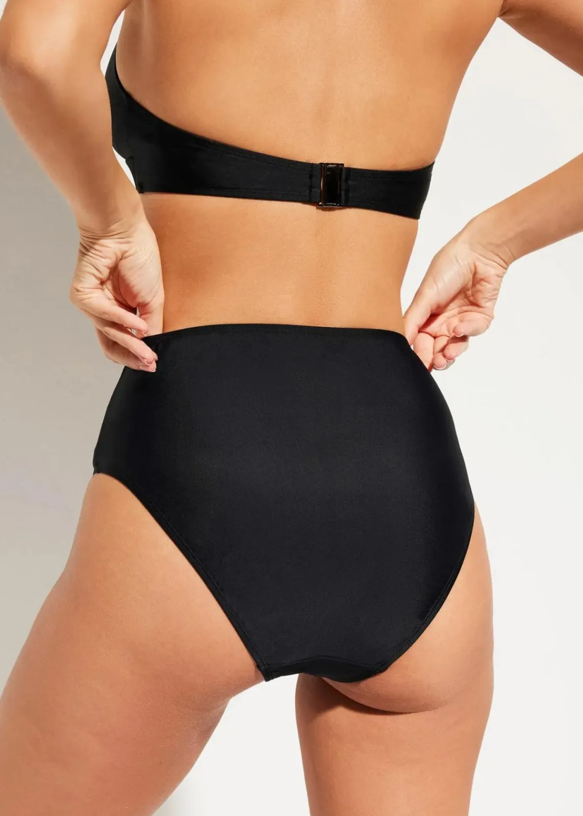 bonprix Nachhaltigere Materialien|Bademode·Tankinis^Highwaist-Bikinihose mit hohem Beinausschnitt schwarz