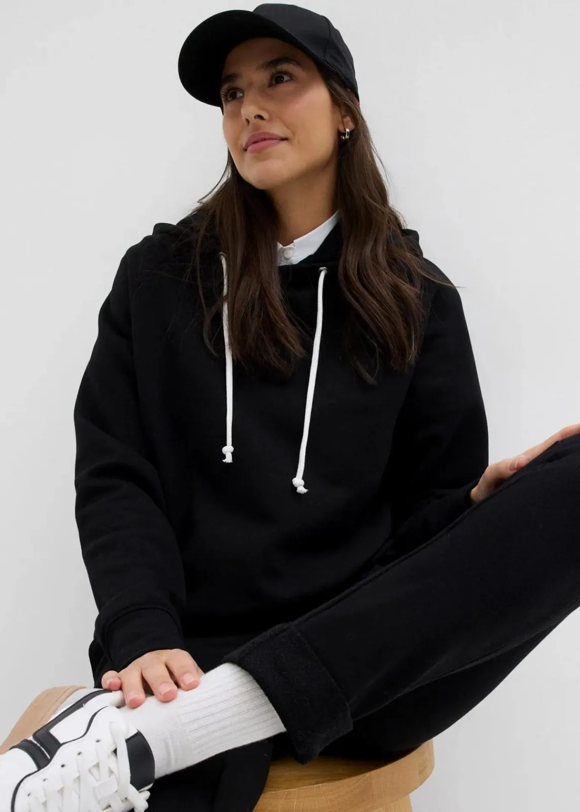 bonprix Bekleidung·Röcke|Bekleidung·Blusen & Tuniken^Hoodie mit Kapuze schwarz