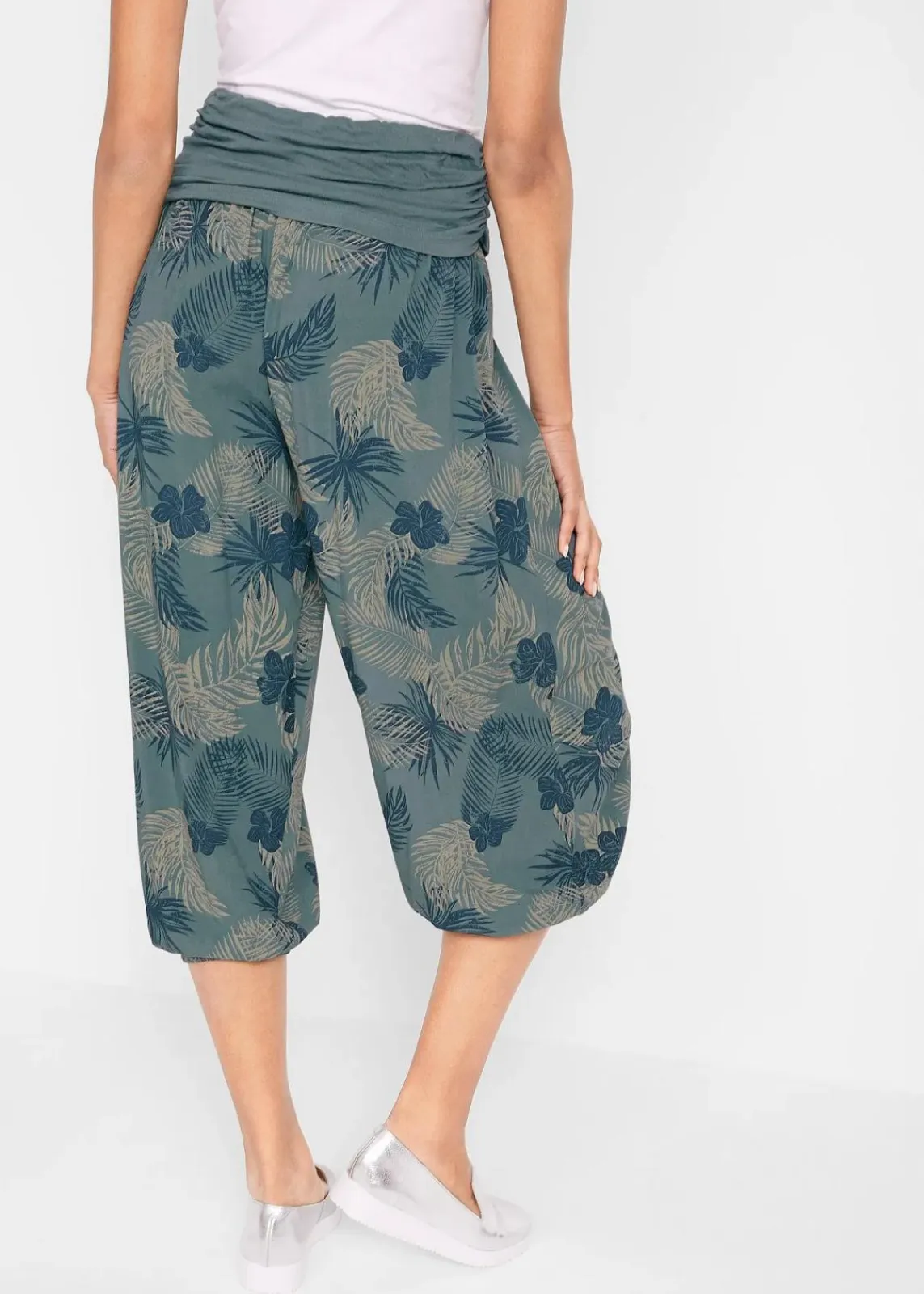 bonprix Bekleidung·Kleider|Hosen^3/4-Hose aus fließendem Viskose-Mix eukalyptusgrün floral