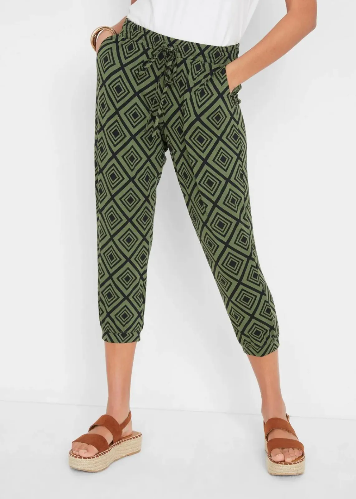 bonprix Hosen|Nachhaltigere Materialien^3/4-Hose aus Viskosemix dunkelkhaki graphisch bedruckt