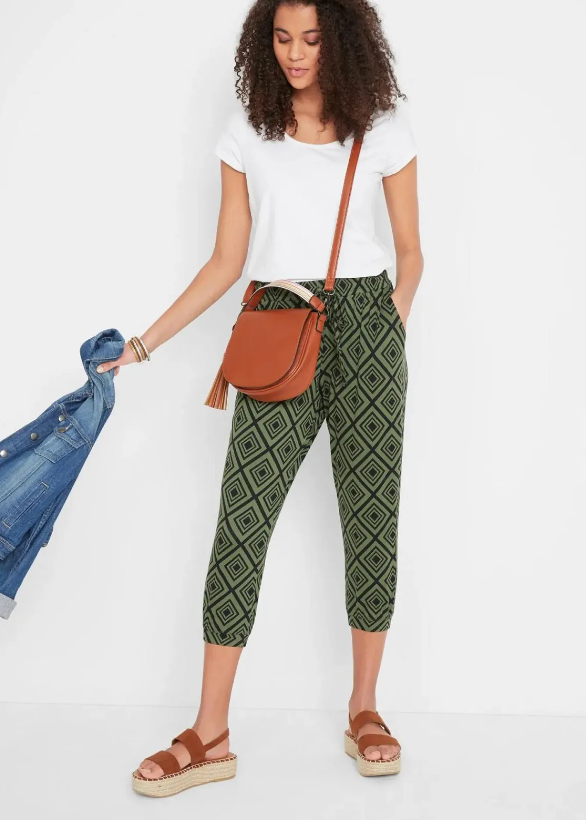 bonprix Hosen|Nachhaltigere Materialien^3/4-Hose aus Viskosemix dunkelkhaki graphisch bedruckt