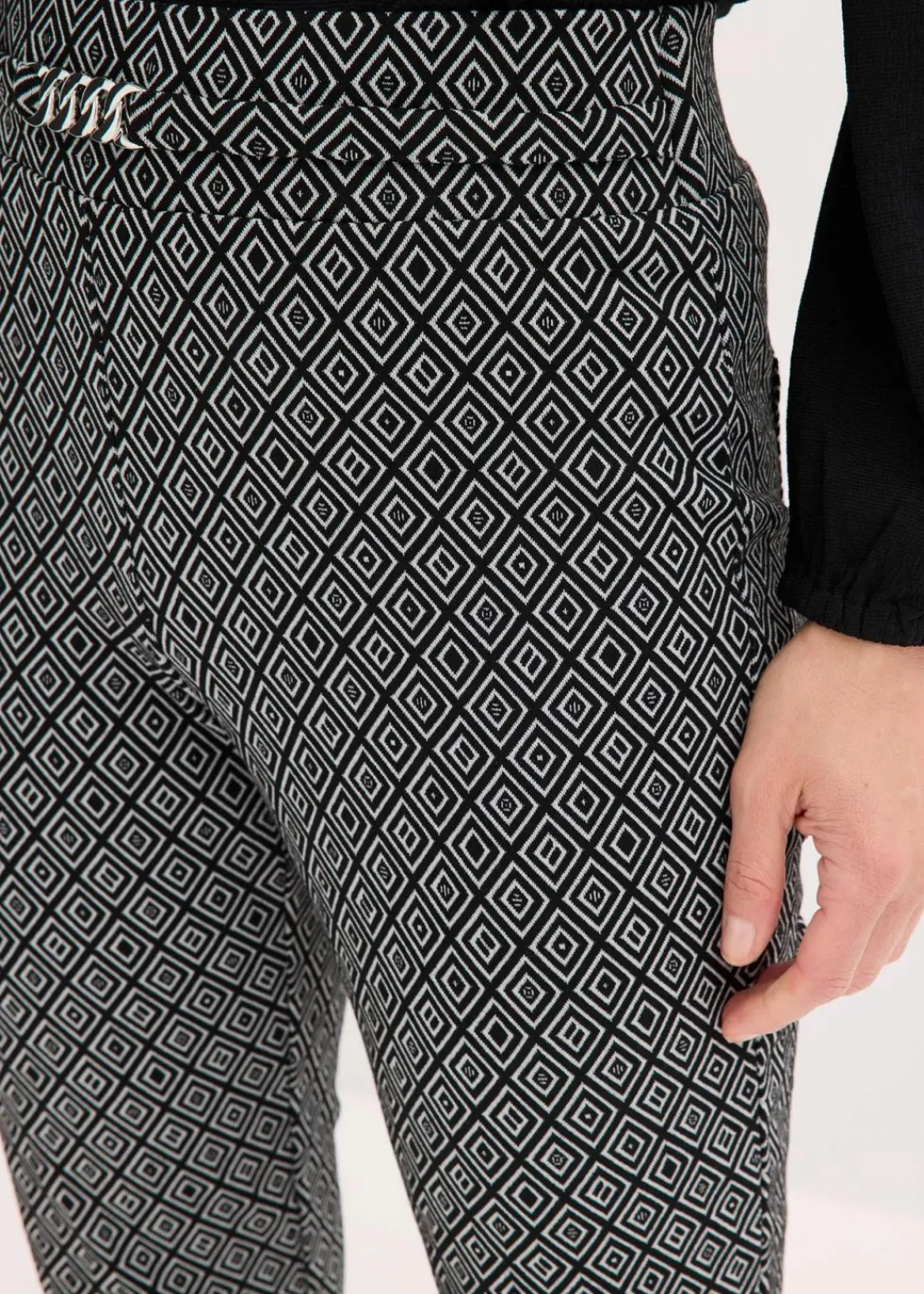 bonprix Bekleidung·Kleider|Hosen^Jacquard Schlupfhose mit Schließendetail schwarz/wollweiß graphisch