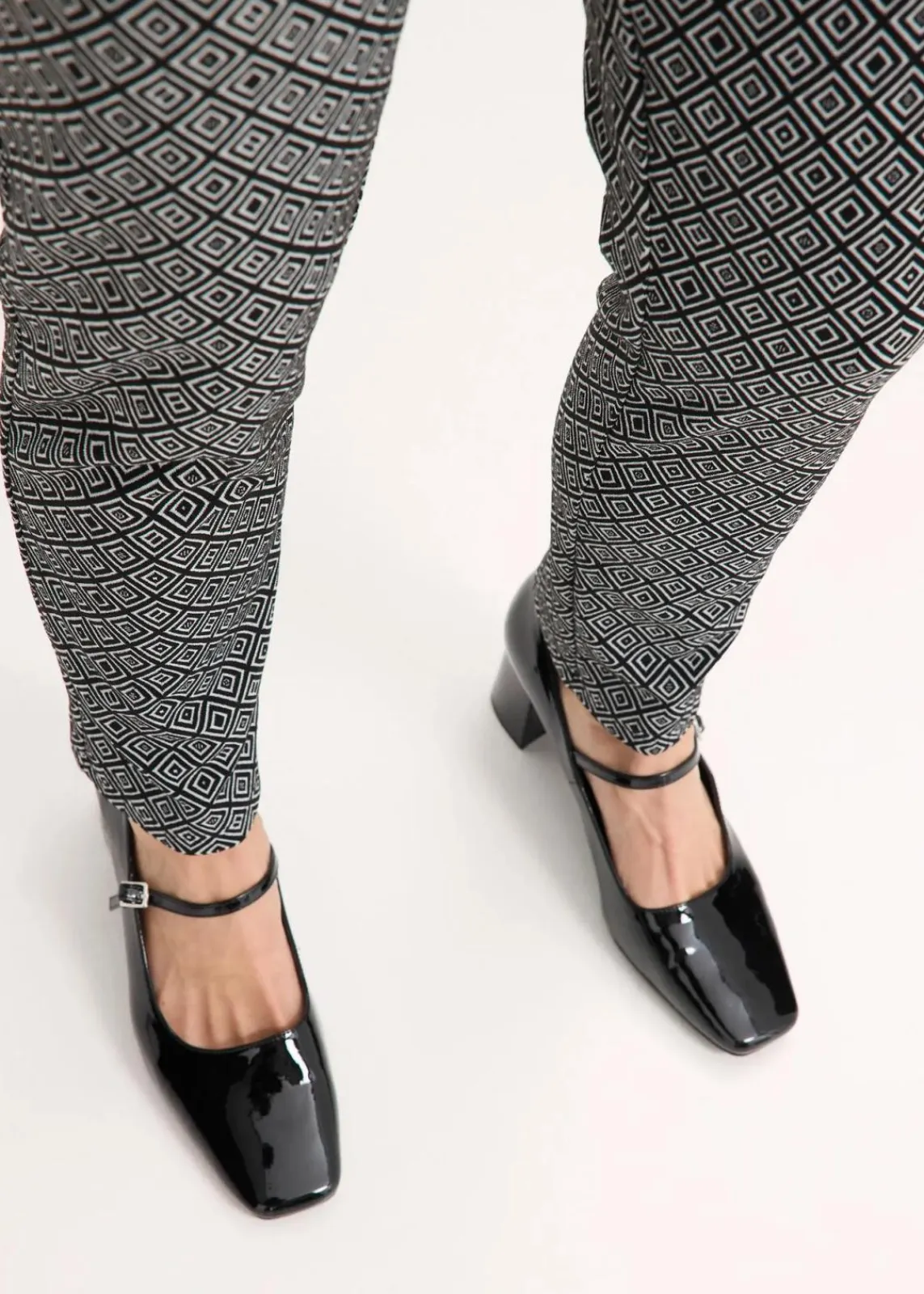 bonprix Bekleidung·Kleider|Hosen^Jacquard Schlupfhose mit Schließendetail schwarz/wollweiß graphisch