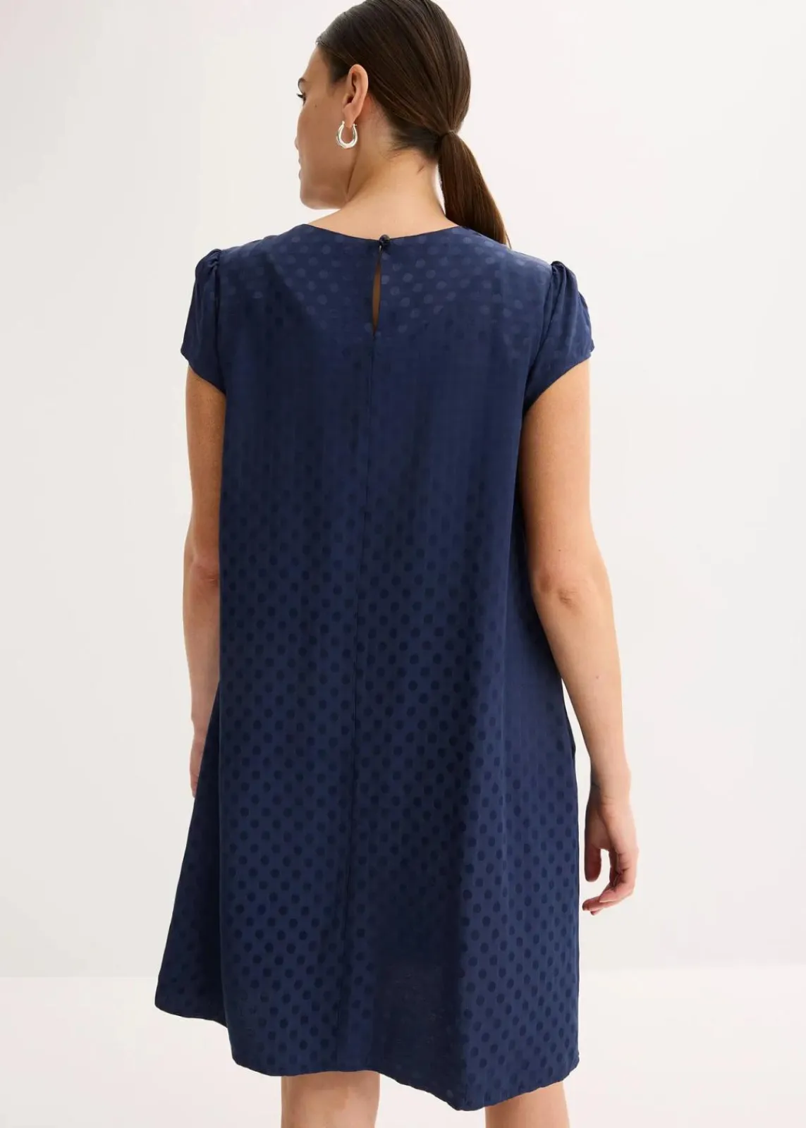 bonprix Bekleidung·Pullover & Strickjacken|Kleider^Jaquard-Kleid mit eingelegten falten dunkelblau gepunktet
