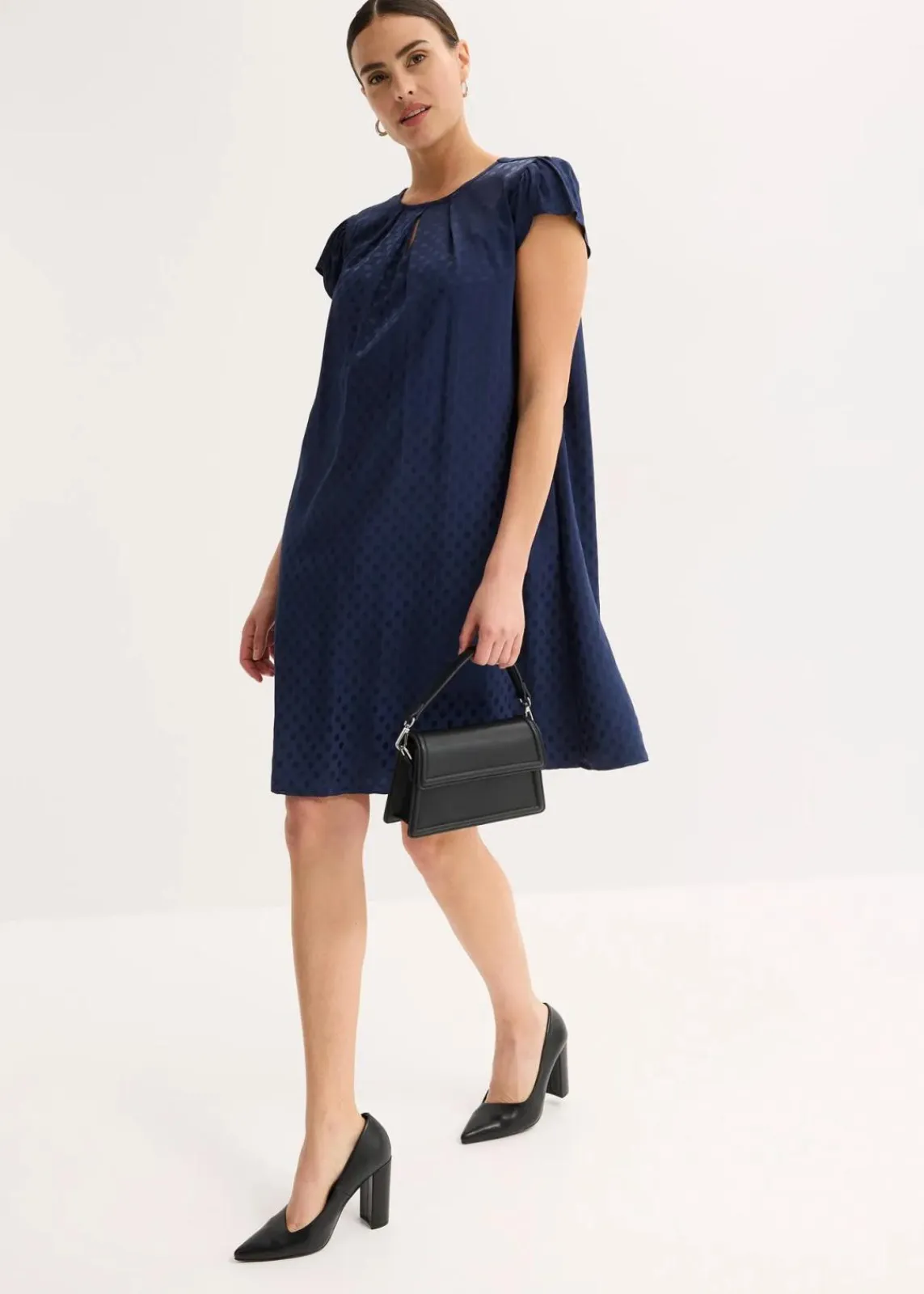 bonprix Bekleidung·Pullover & Strickjacken|Kleider^Jaquard-Kleid mit eingelegten falten dunkelblau gepunktet