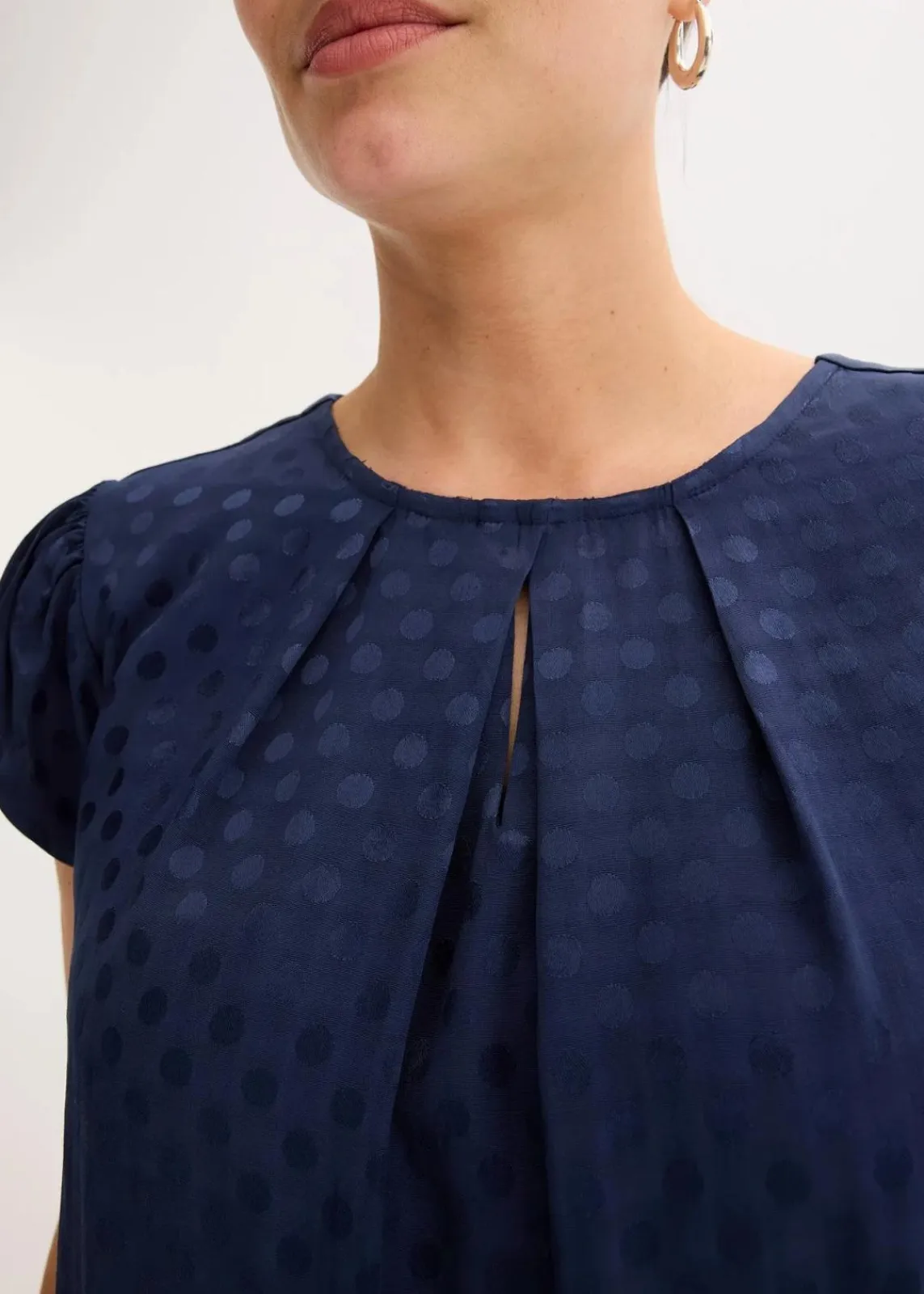 bonprix Bekleidung·Pullover & Strickjacken|Kleider^Jaquard-Kleid mit eingelegten falten dunkelblau gepunktet