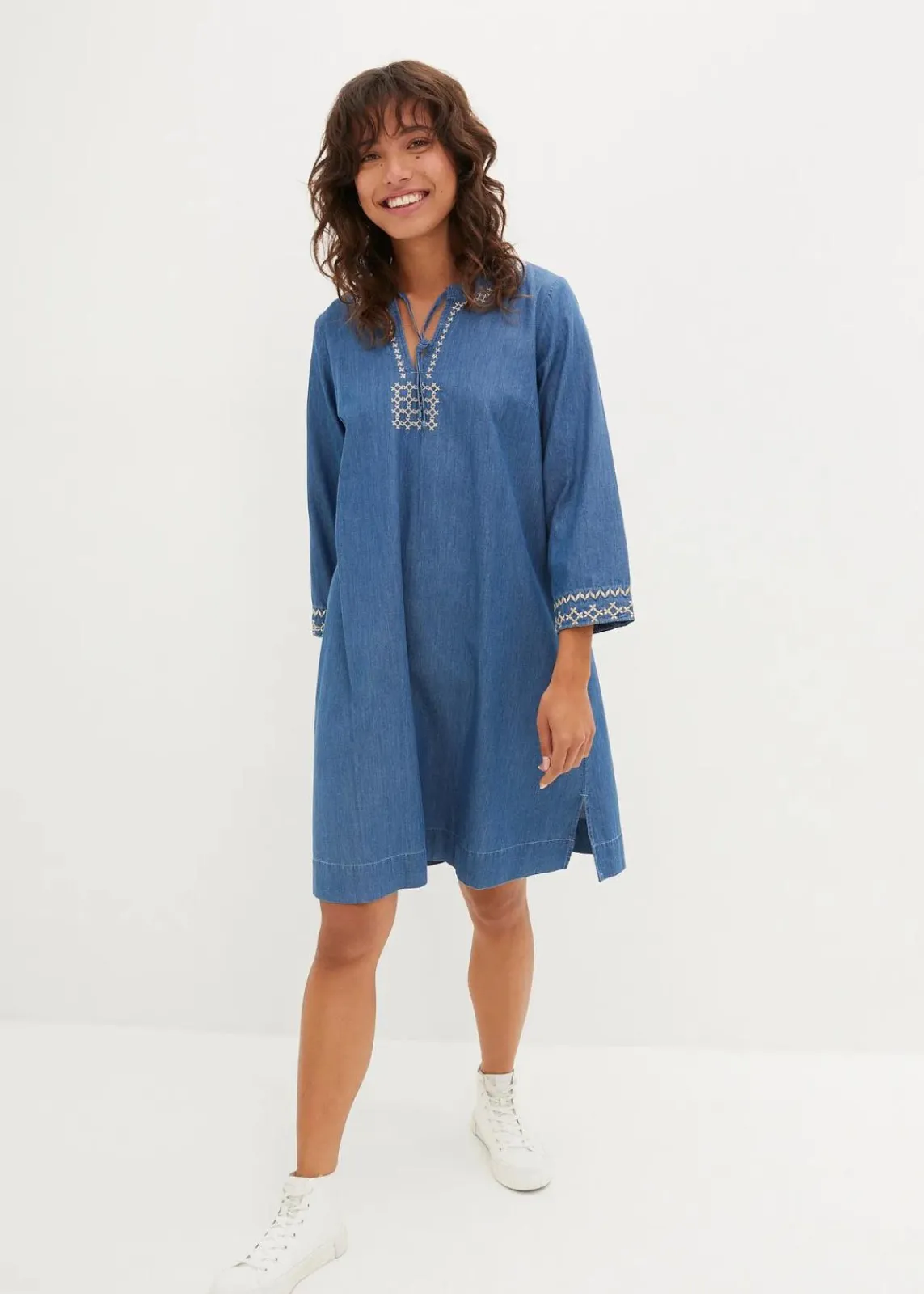 bonprix Kleider^Jeanskleid mit Stickerei hellblau denim