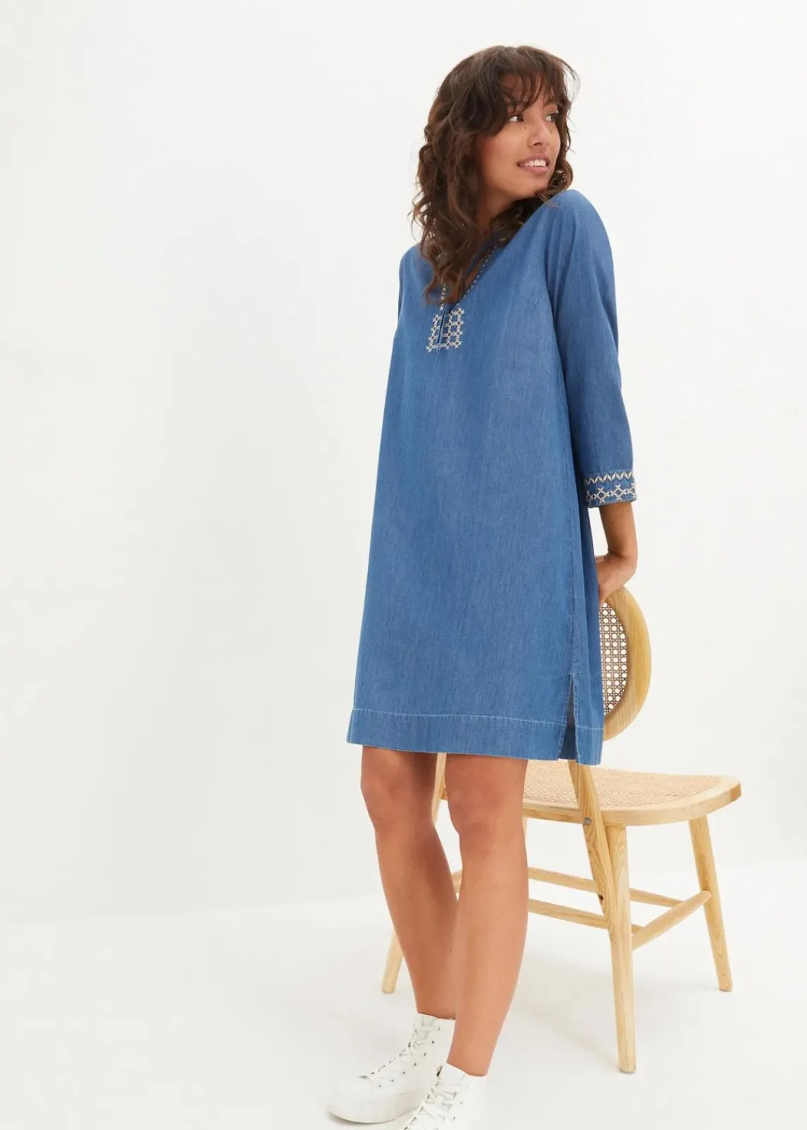 bonprix Kleider^Jeanskleid mit Stickerei hellblau denim