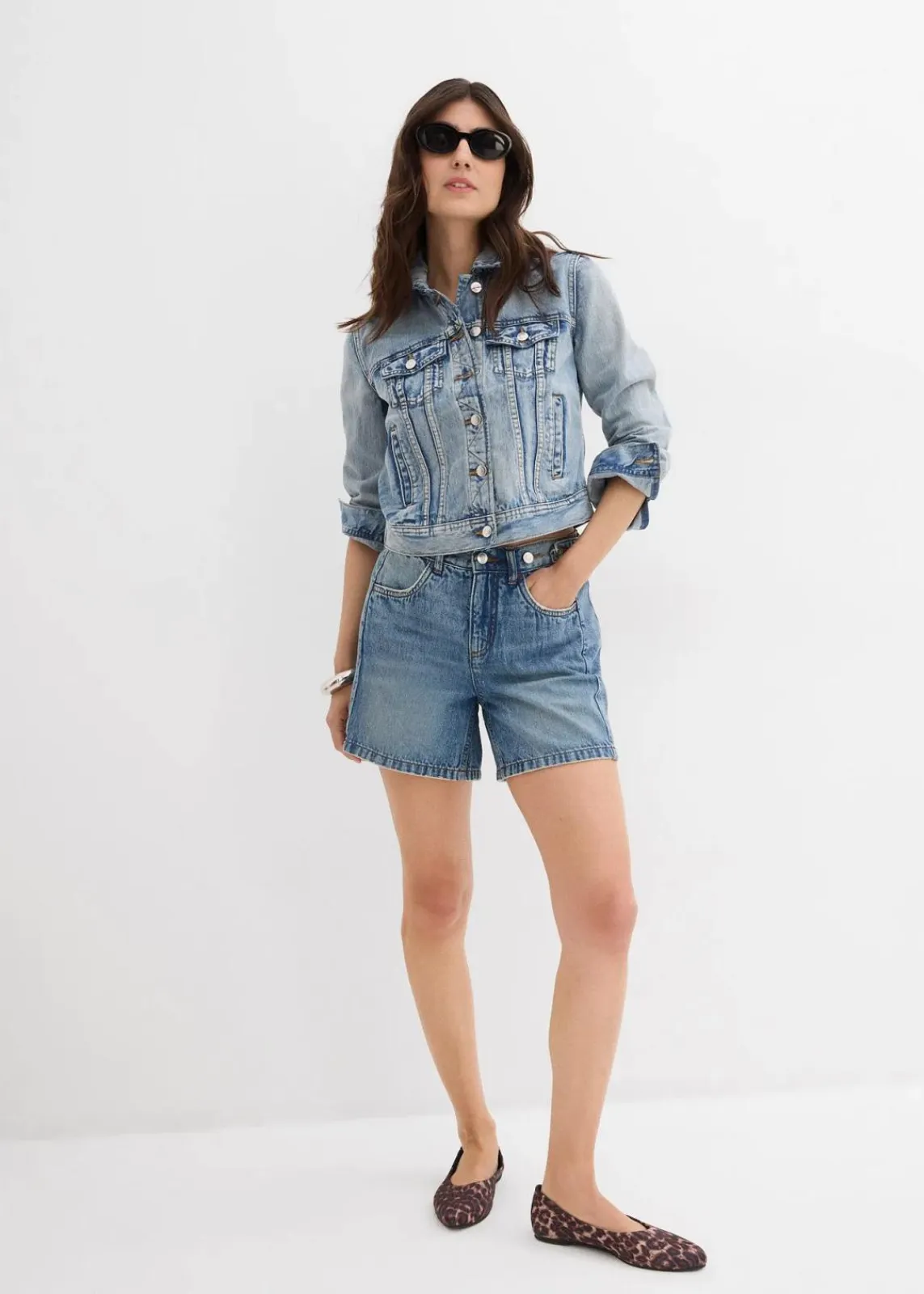bonprix Bekleidung·Outdoorbekleidung|Bekleidung·Shirts & Tops^Jeans-Shorts Mid Waist, Low Stretch blau denim used