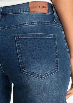 bonprix Bekleidung·Outdoorbekleidung|Bekleidung·Shirts & Tops^Jeans-Shorts Mid Waist, Stickerei blau geblümt