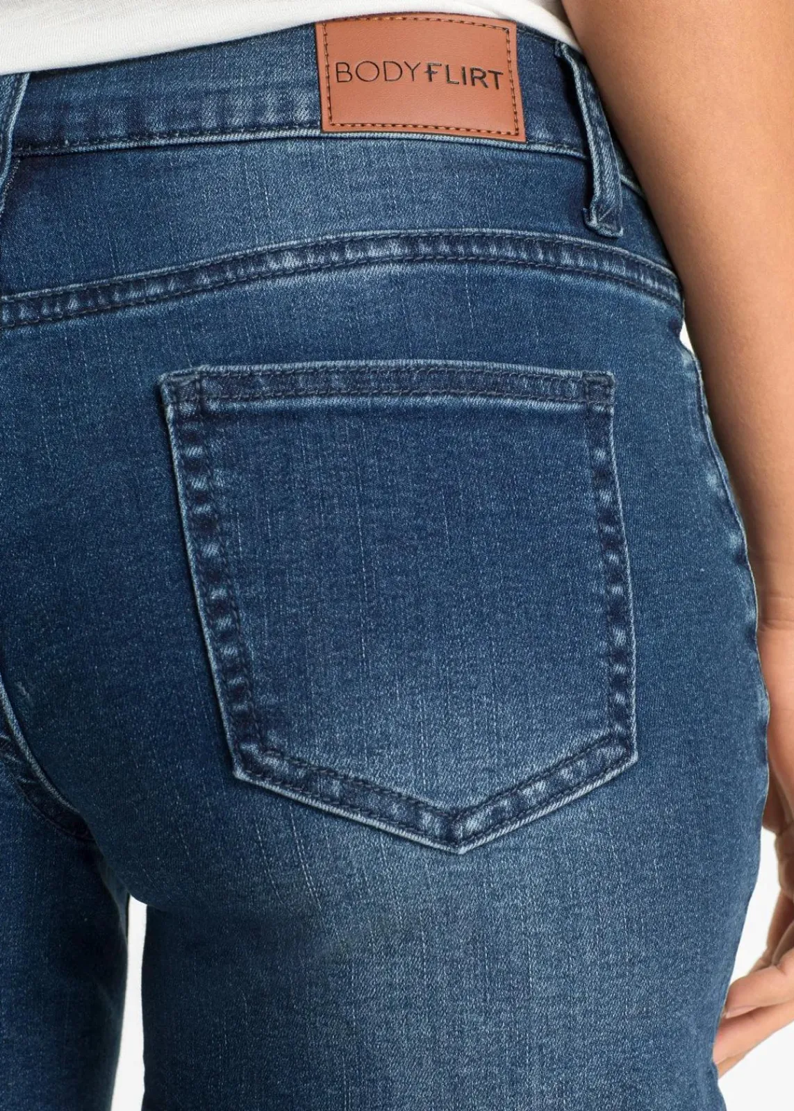 bonprix Bekleidung·Outdoorbekleidung|Bekleidung·Shirts & Tops^Jeans-Shorts Mid Waist, Stickerei blau geblümt