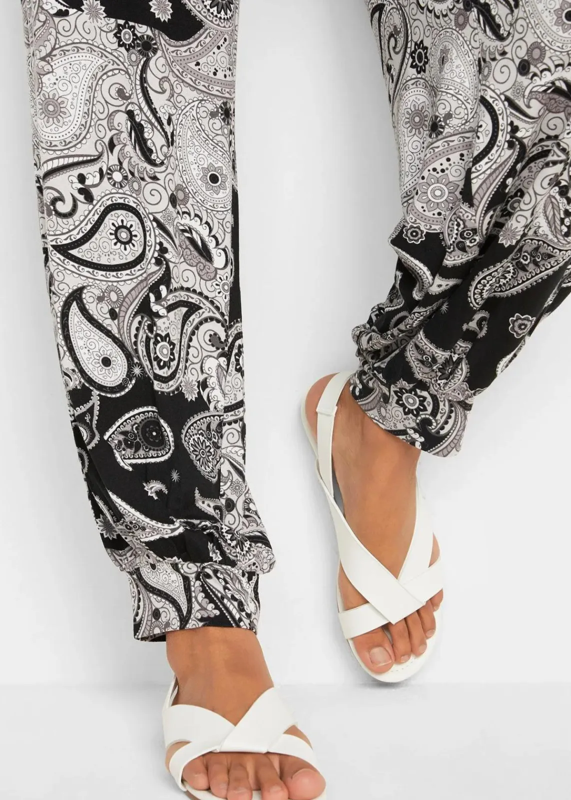 bonprix Bekleidung·Kleider|Hosen^Jersey-Haremshose aus fließendem Viskose-Mix schwarz paisley