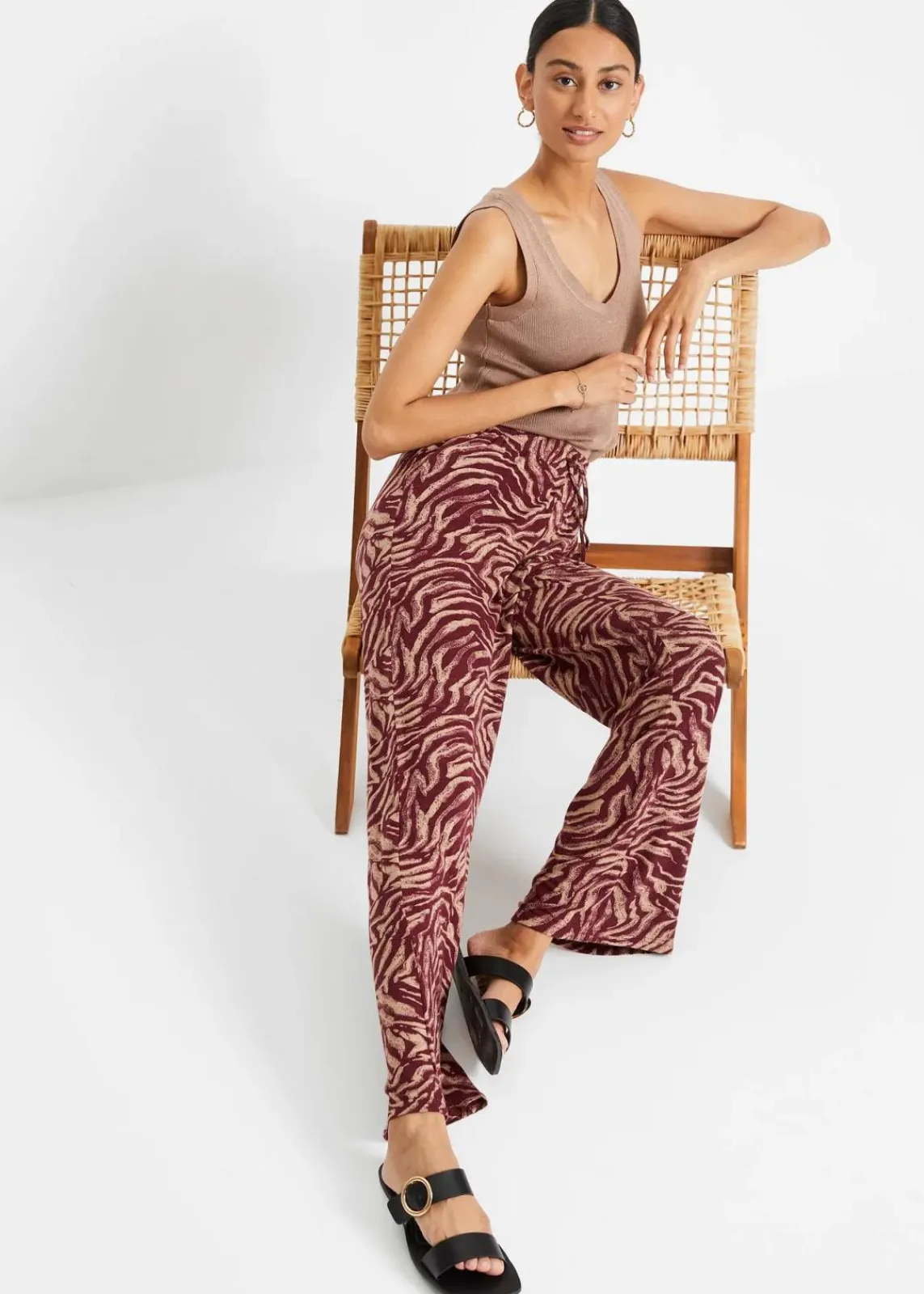bonprix Nachhaltigere Materialien|Hosen^Jersey-Hose aus fließendem Viskose-Mix dunkelbeere/graubraun zebra bedruckt