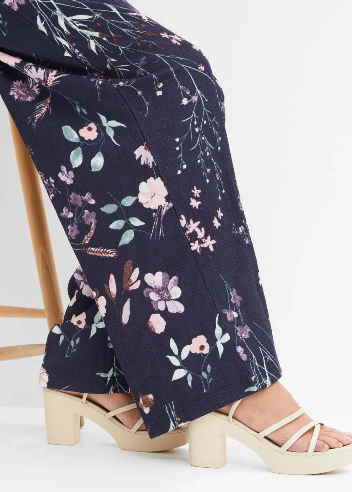 bonprix Hosen|Bekleidung·Kleider^Jersey-Hose aus luftigem Crêpe dunkelblau geblümt