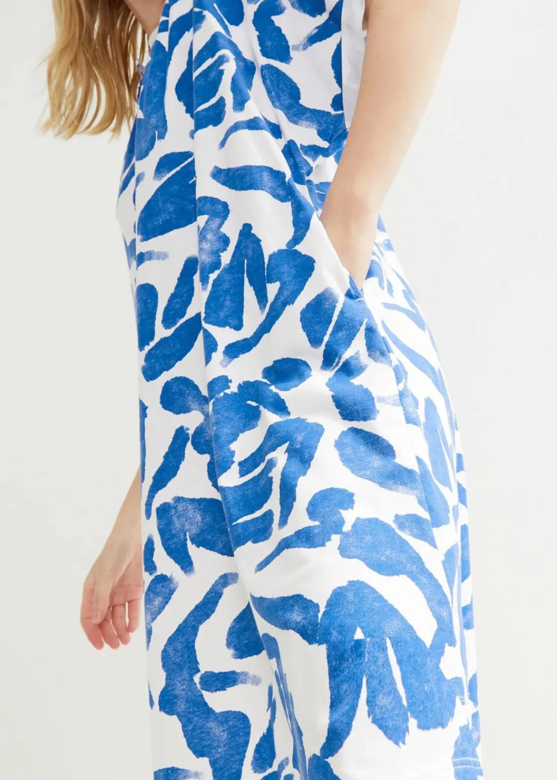 bonprix Nachhaltigere Materialien|Kleider^Jerseykleid edelsteinblau/weiß bedruckt