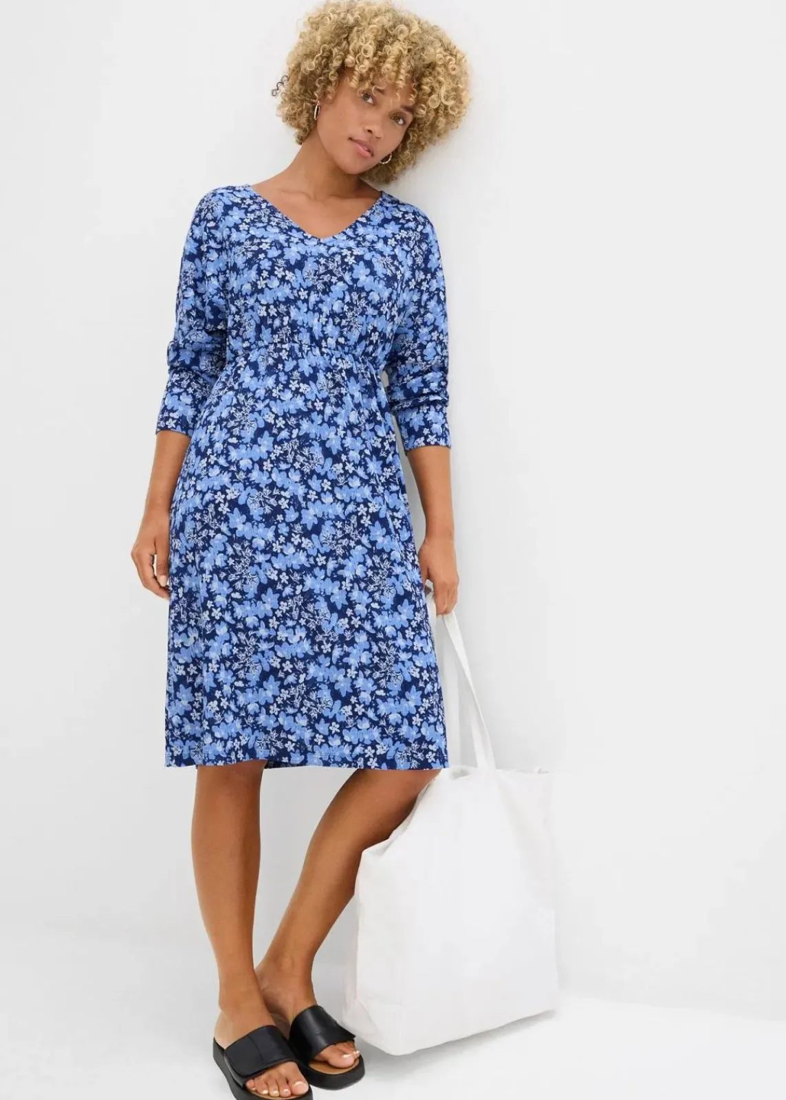 bonprix Kleider^Jerseykleid aus Borkencrepe dunkelblau/wolkenblau geblümt