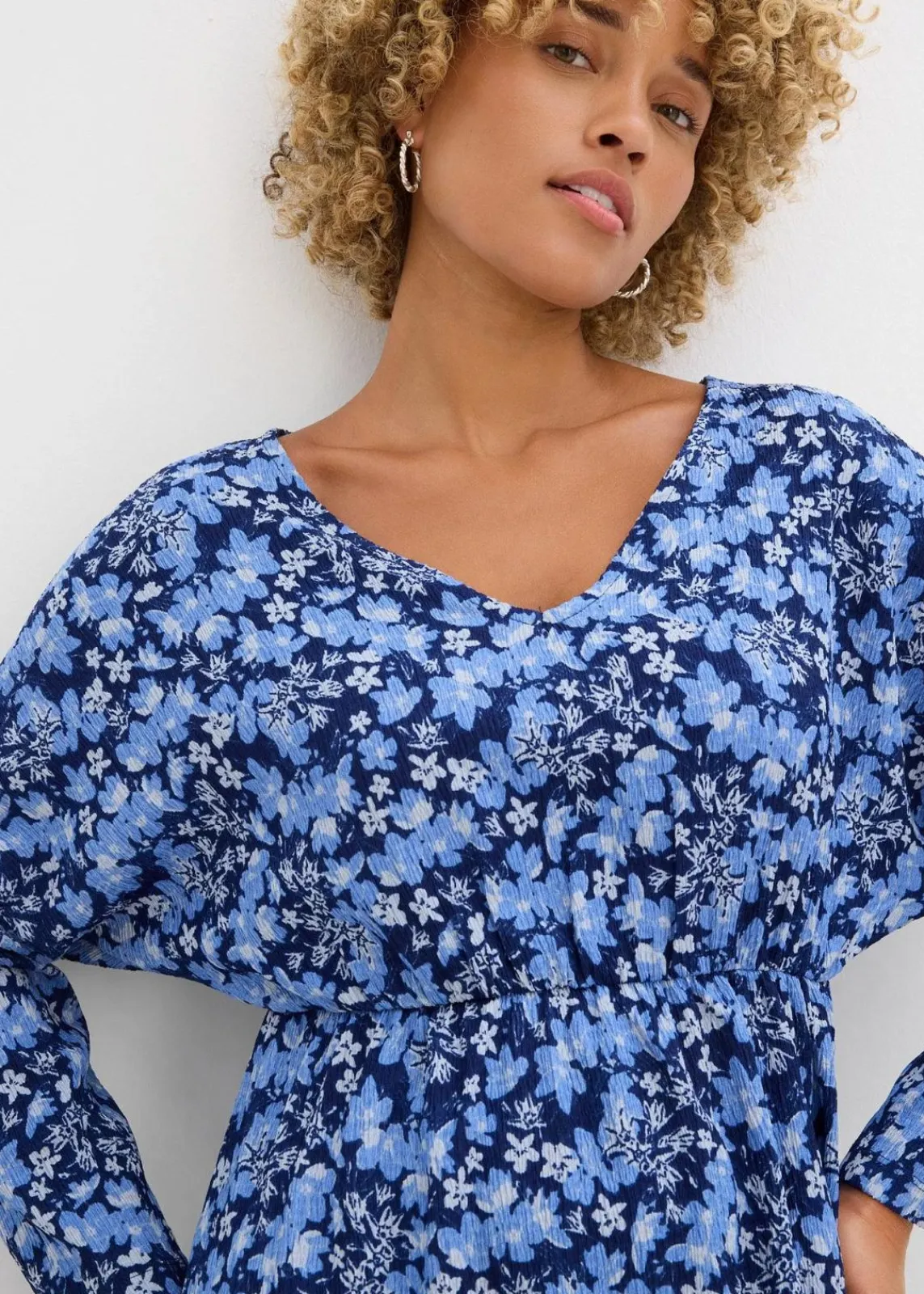 bonprix Kleider^Jerseykleid aus Borkencrepe dunkelblau/wolkenblau geblümt