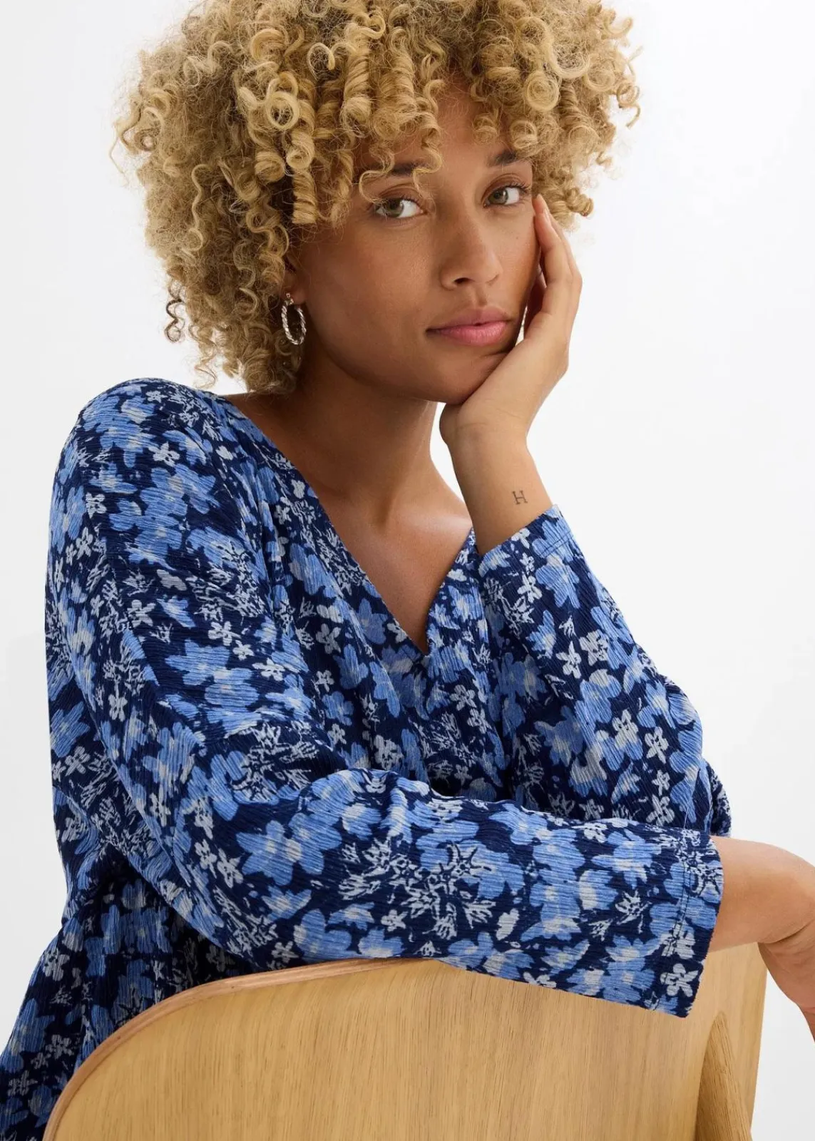 bonprix Kleider^Jerseykleid aus Borkencrepe dunkelblau/wolkenblau geblümt