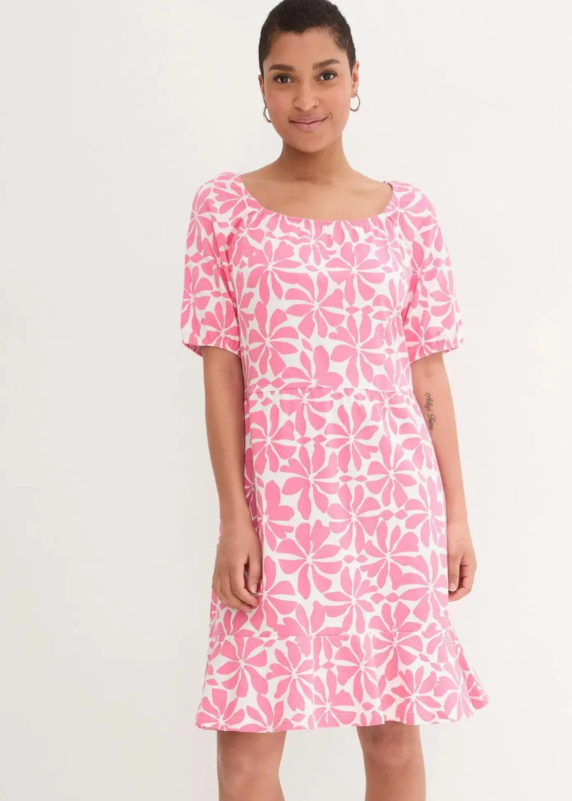 bonprix Nachhaltigere Materialien|Kleider^Jerseykleid aus elastischem Bio-Baumwoll-Mix wollweiß/knallrosa floral