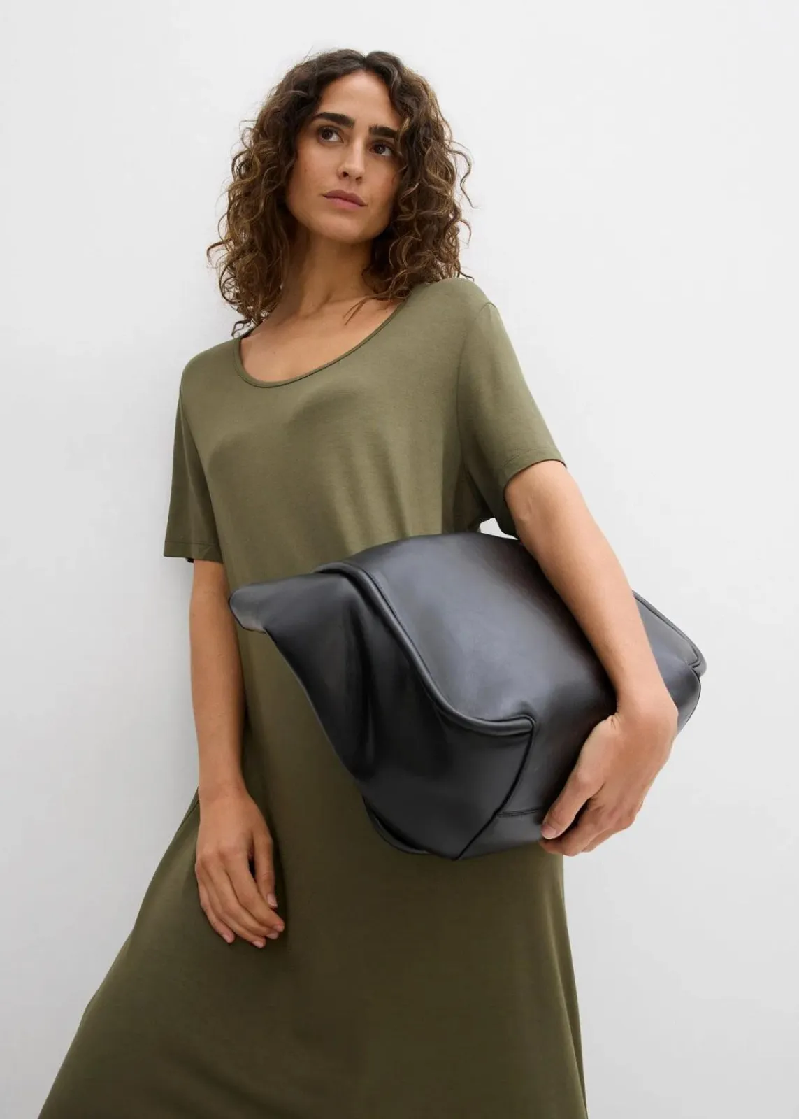 bonprix Nachhaltigere Materialien|Kleider^Jerseykleid aus fließendem Viskose-Mix dunkeloliv