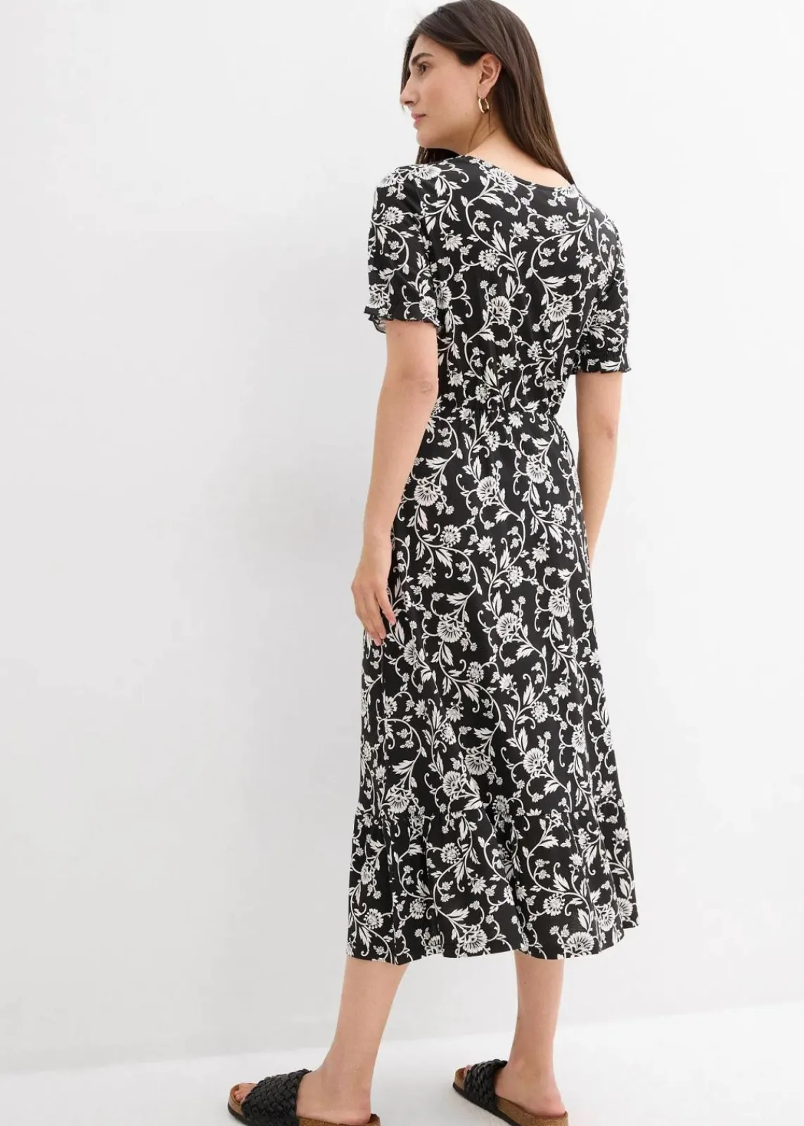 bonprix Kleider|Nachhaltigere Materialien^Jerseykleid aus fließender Viskose schwarz/wollweiß geblümt