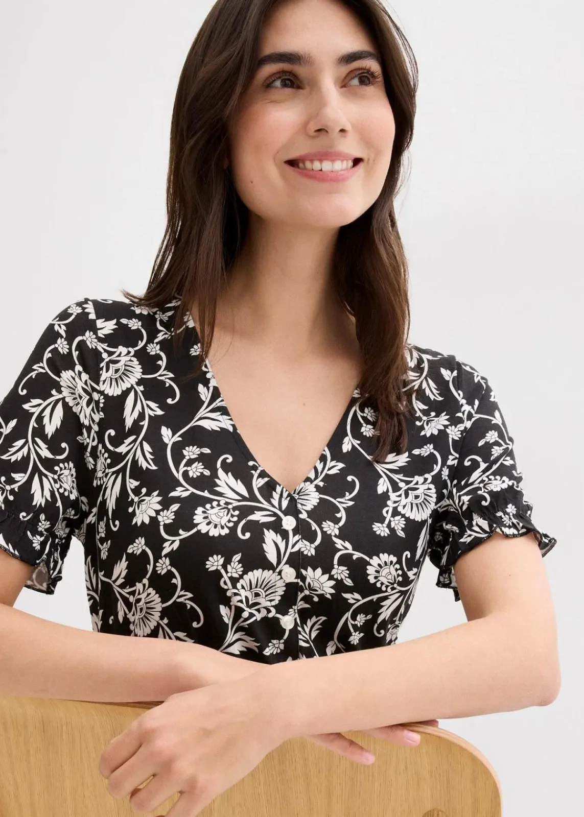bonprix Kleider|Nachhaltigere Materialien^Jerseykleid aus fließender Viskose schwarz/wollweiß geblümt
