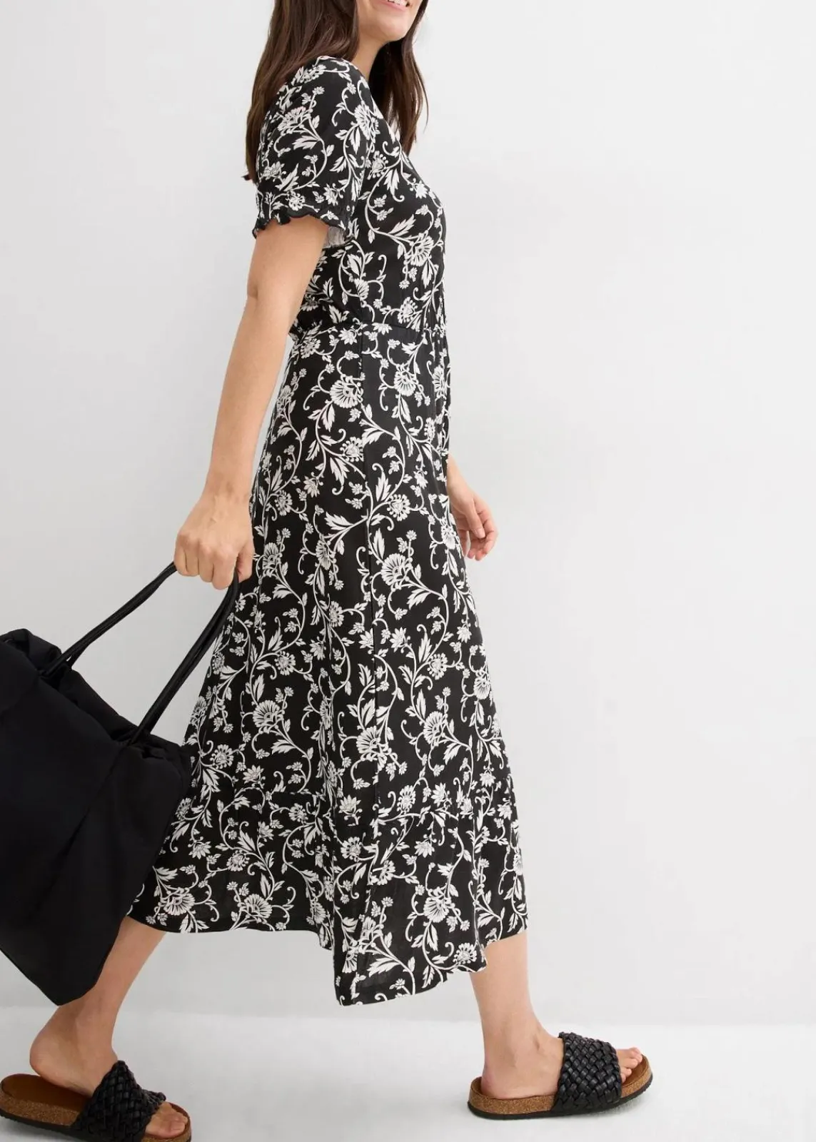 bonprix Kleider|Nachhaltigere Materialien^Jerseykleid aus fließender Viskose schwarz/wollweiß geblümt